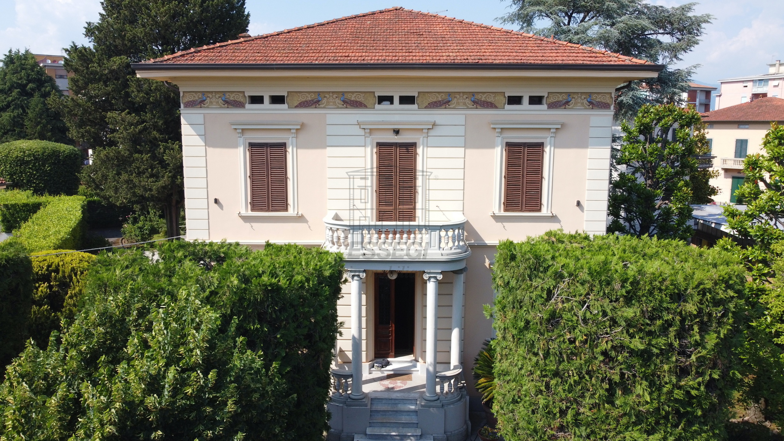 Villa con giardino in viale g. puccini 7, Lucca