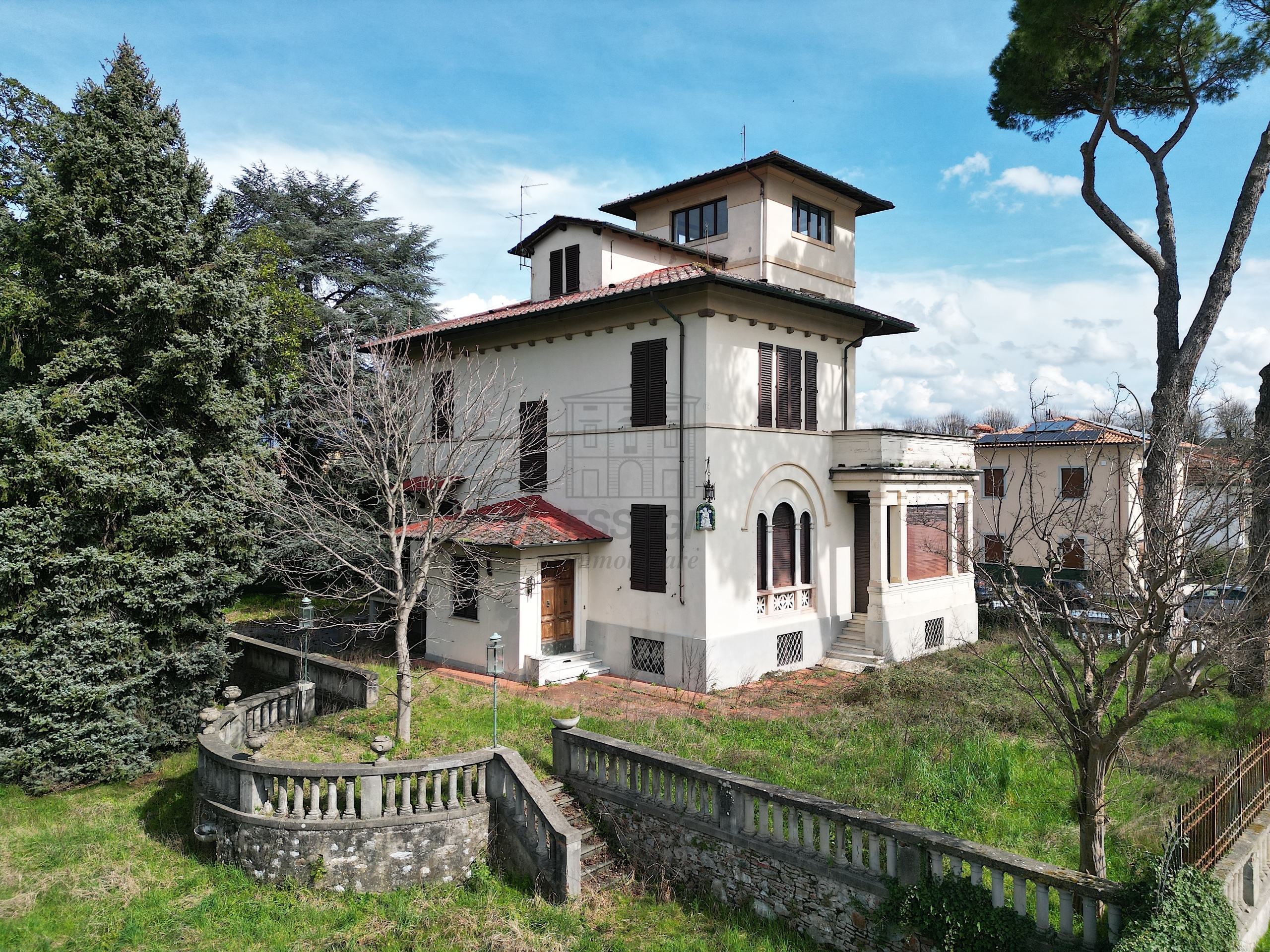 Villa con giardino in via farnesi, Lucca