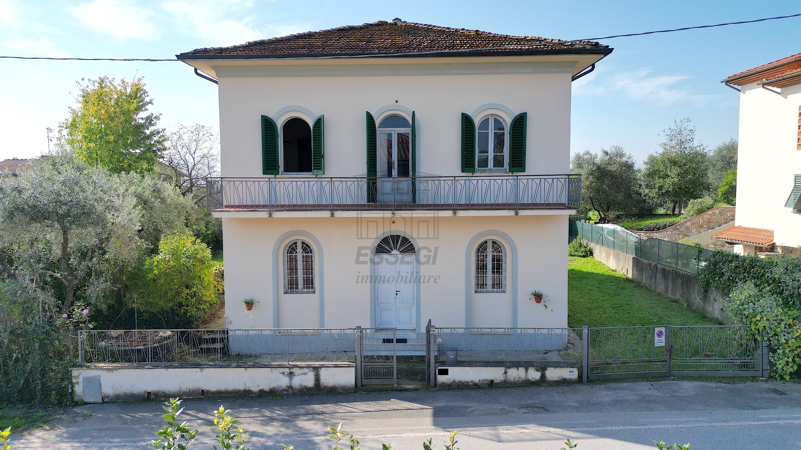 Villa con giardino in via del marginone 1, Lucca