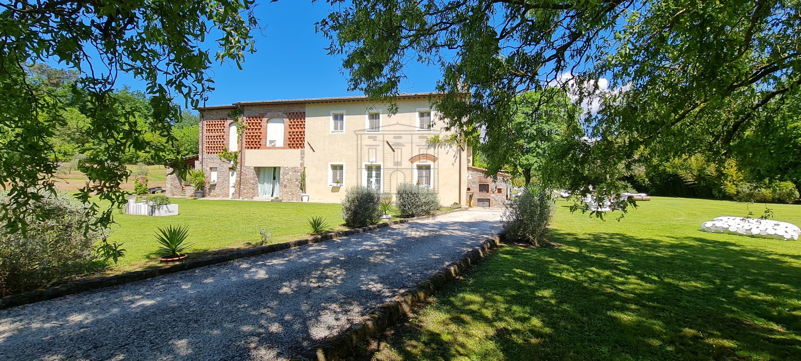 Villa con giardino in via di stabbiano, Lucca