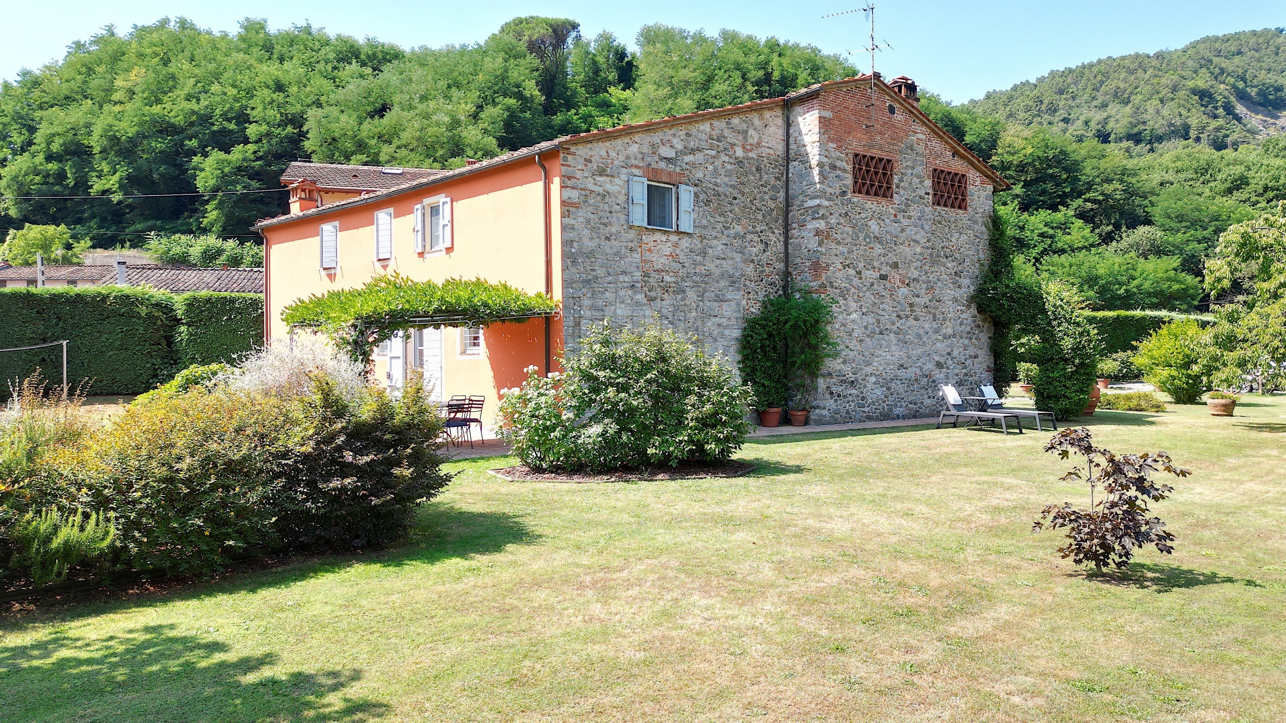 Casa indipendente con giardino in via nazionale 1070, Lucca