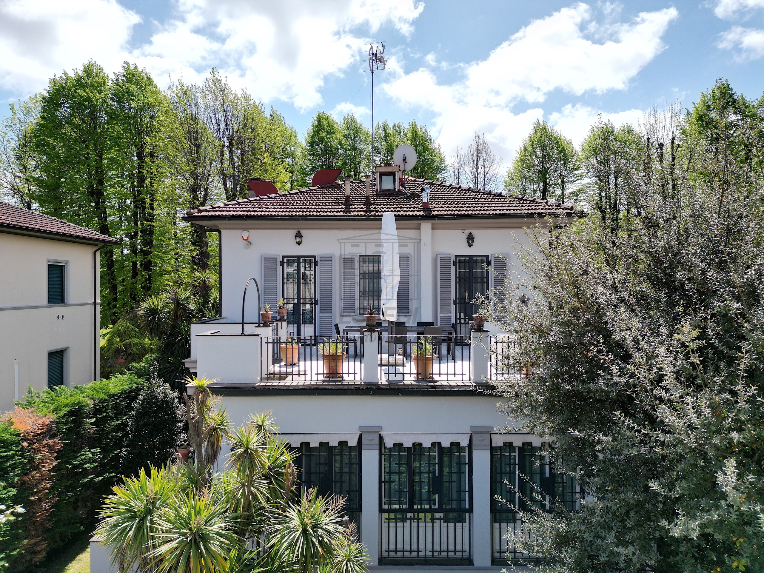 Villa nuova, Lucca circonvallazione