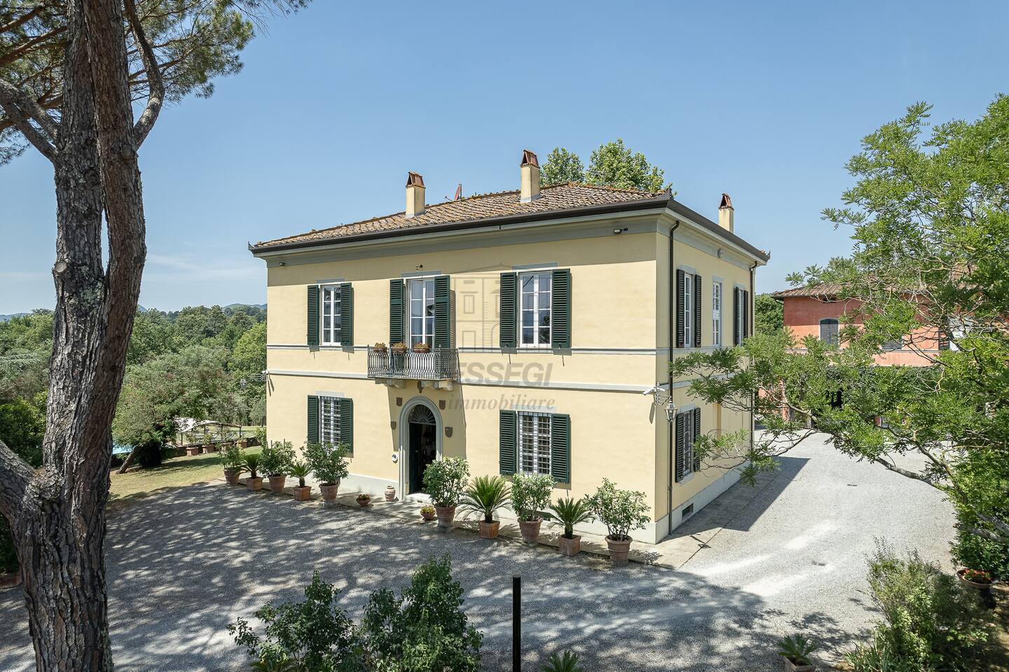 Villa con giardino in via di sant'alessio 1763g, Lucca