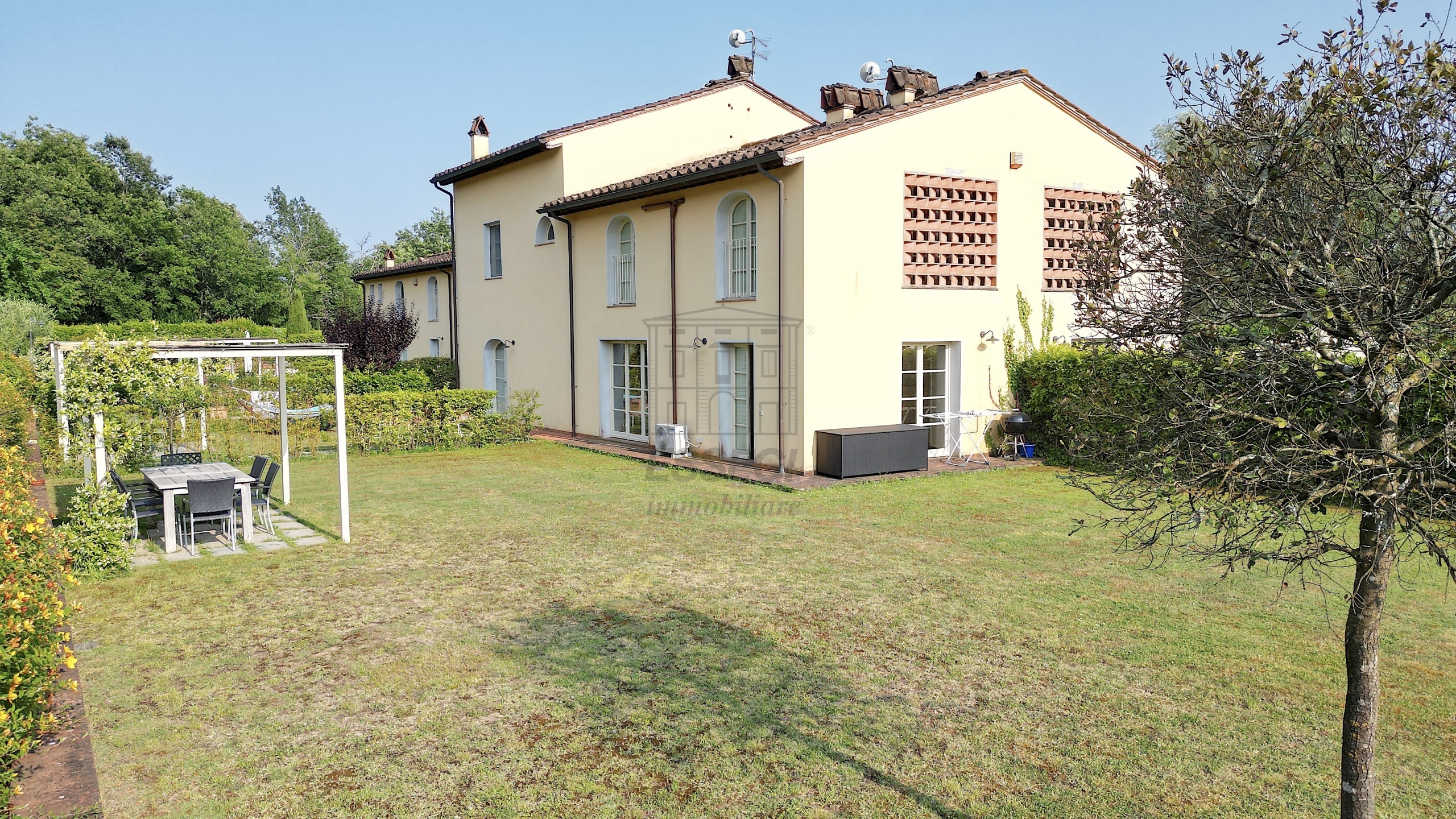 Villetta a schiera con giardino in via di sant'alessio, Lucca