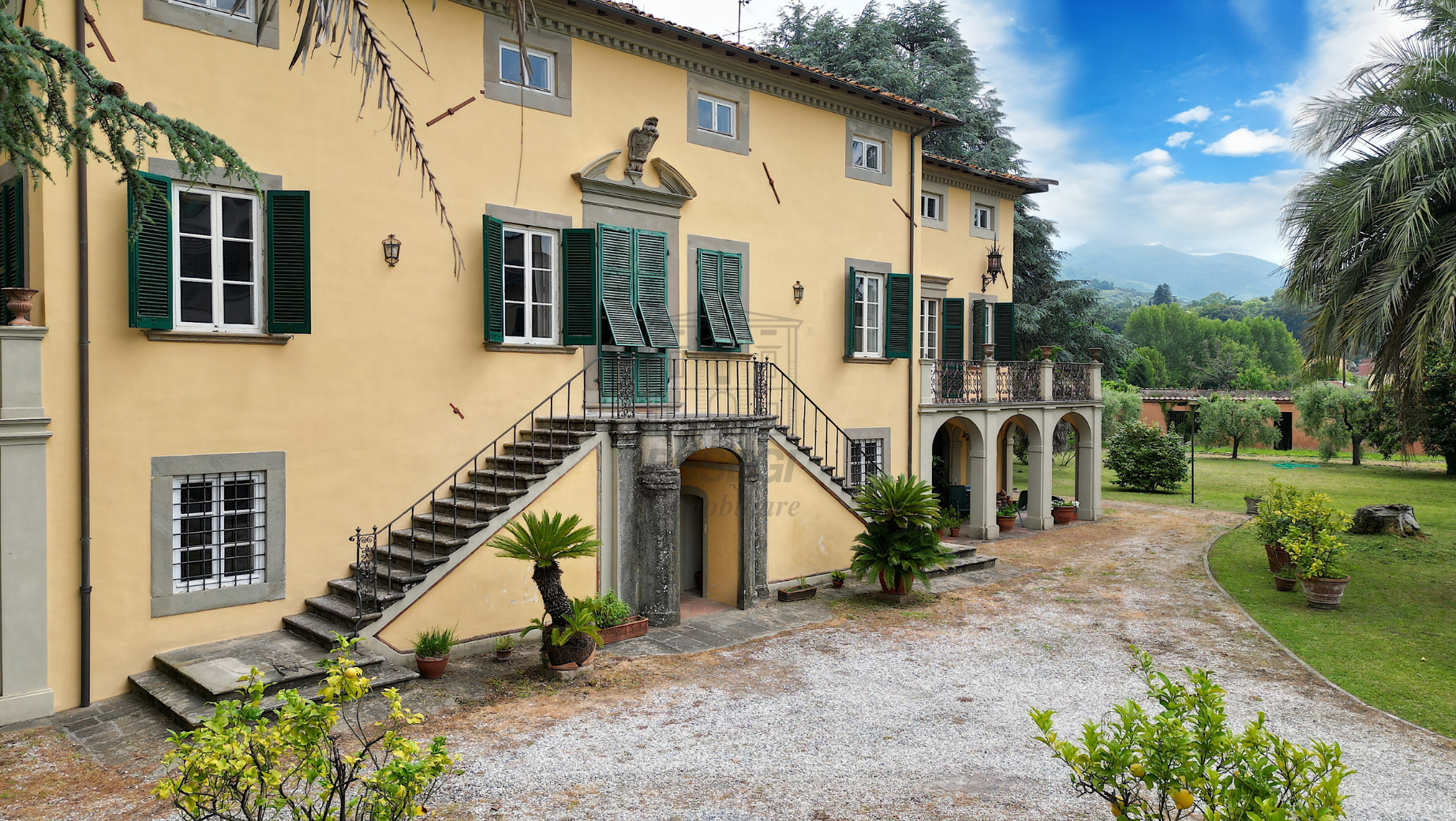 Villa con giardino in via dei gambarini, Lucca