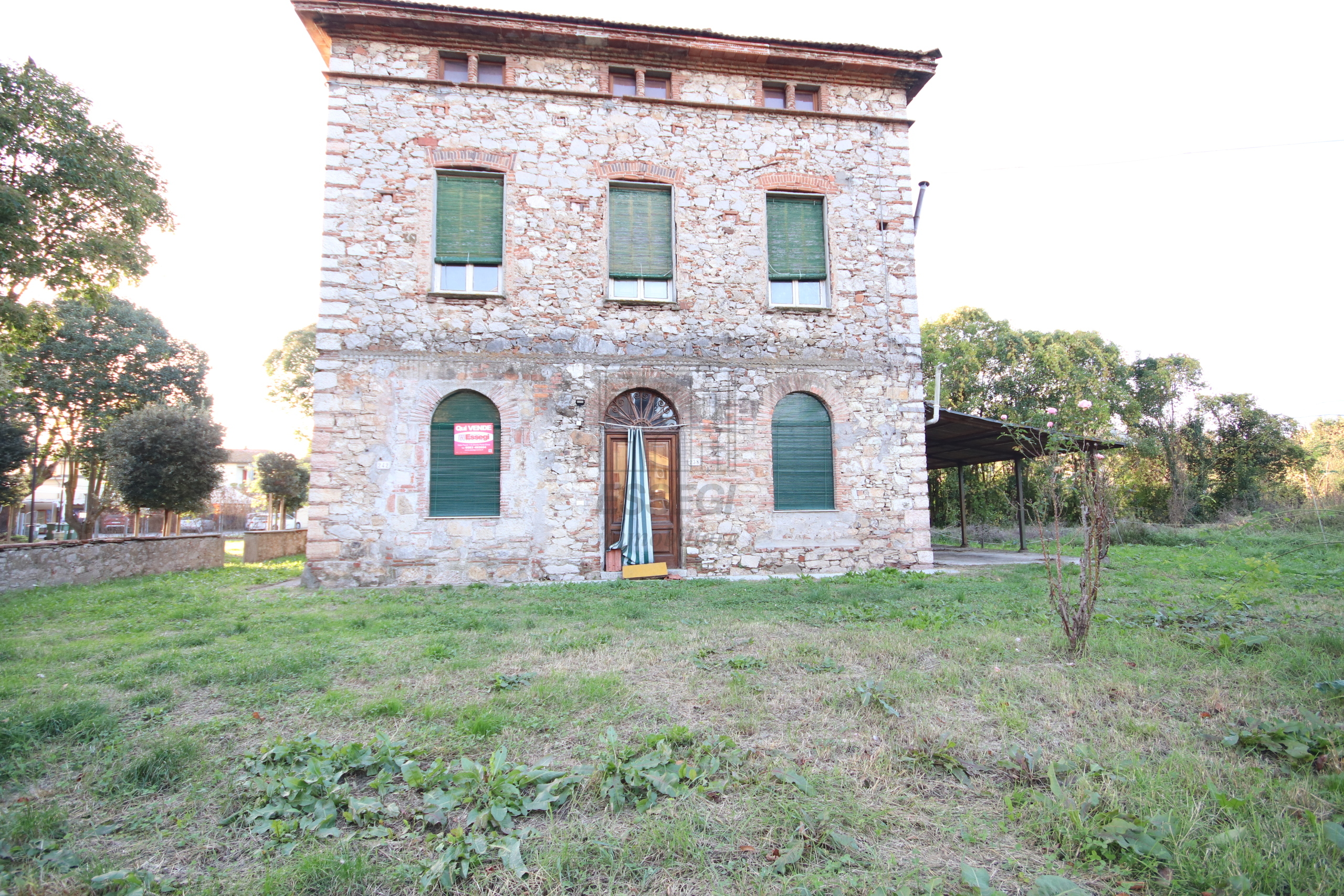 Casa indipendente con giardino in via del castello, Lucca