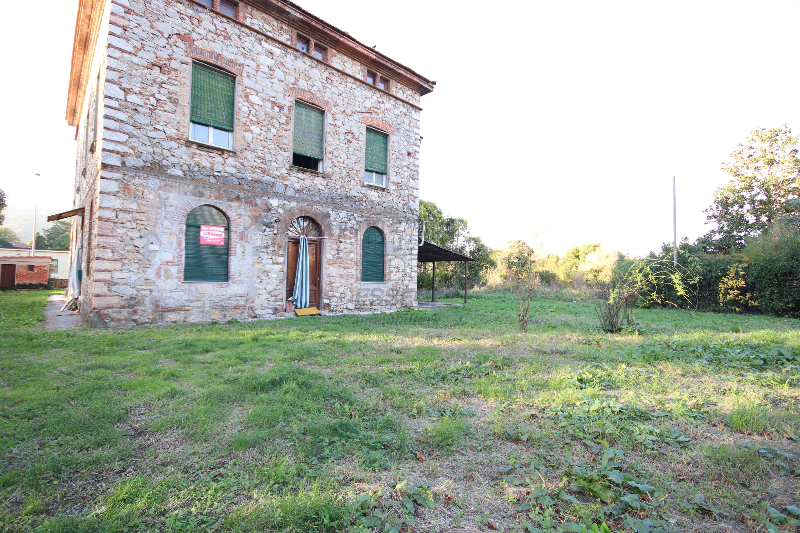 Casa indipendente con giardino in via del castello, Lucca