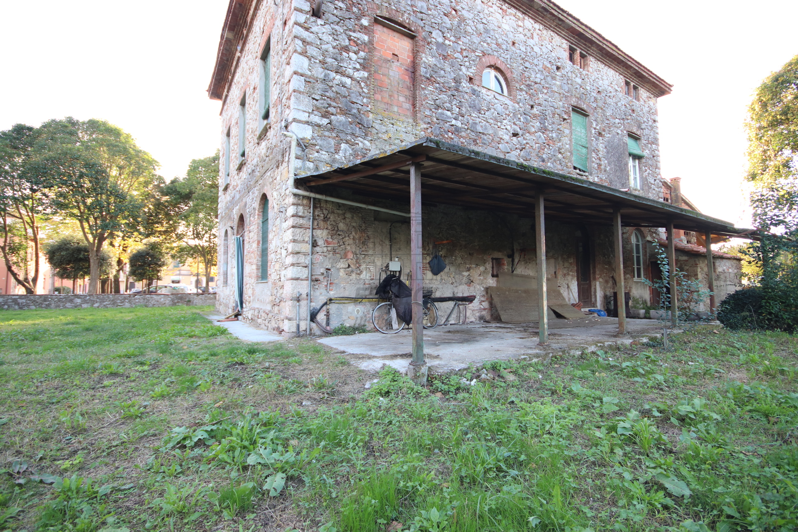 Casa indipendente con giardino in via del castello, Lucca