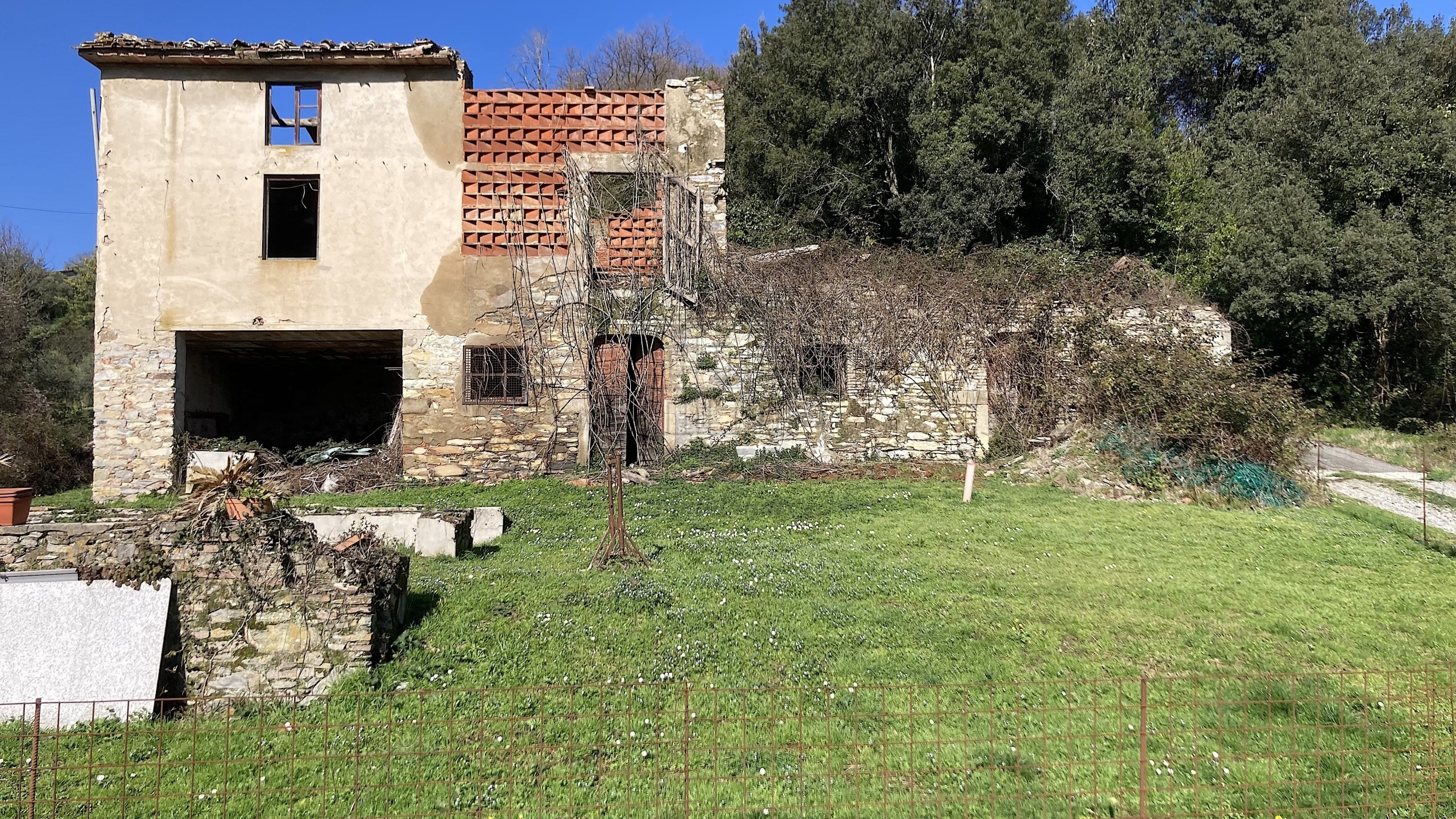 Casa indipendente da ristrutturare in via di villa pardini lucca, Lucca