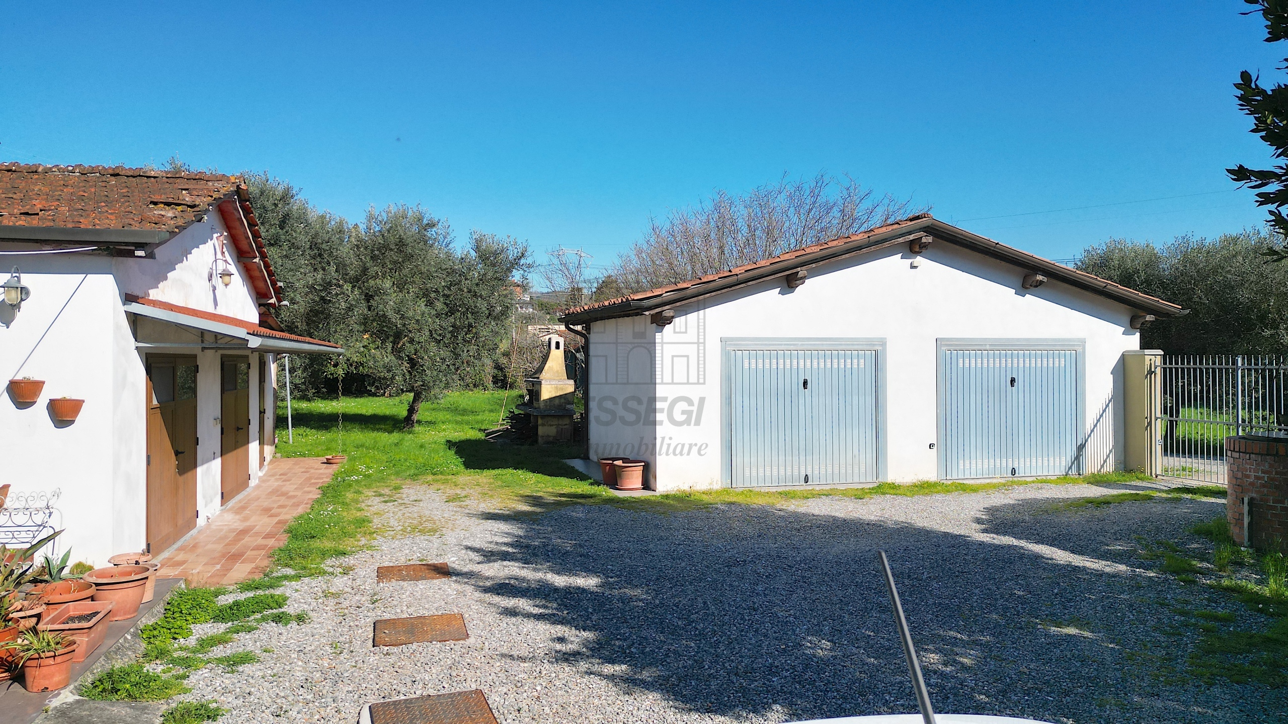 Villa con giardino in via delle scuole 38, Lucca