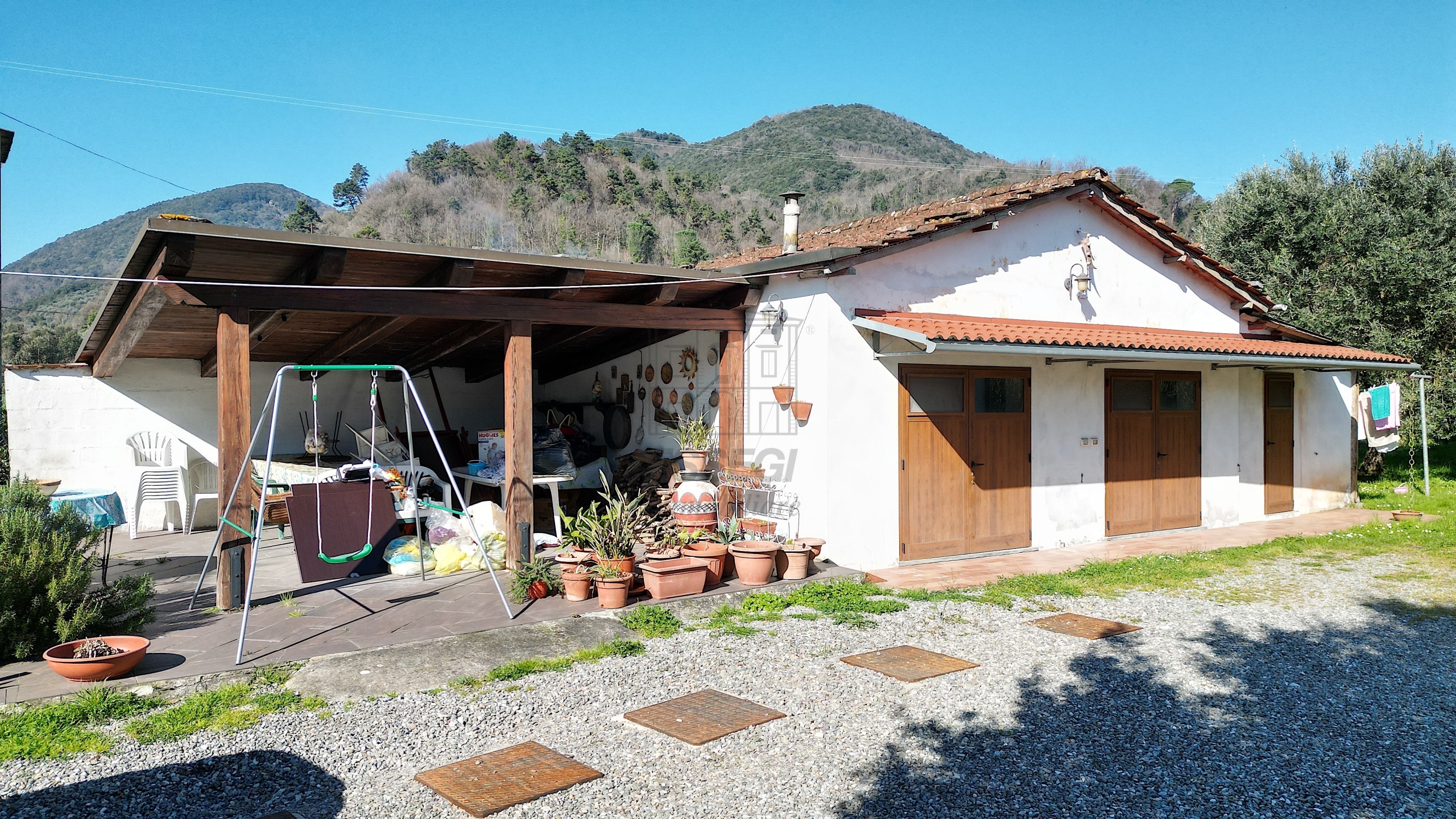 Villa con giardino in via delle scuole 38, Lucca