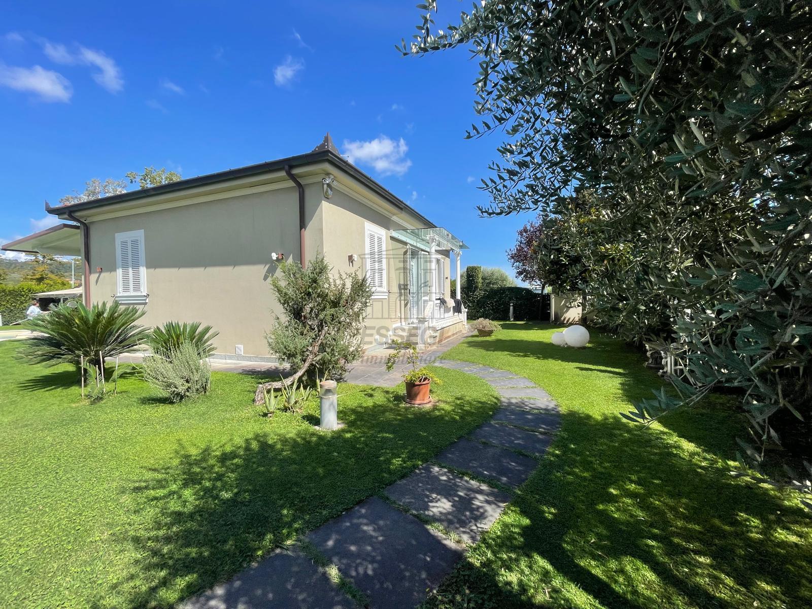 Villa ristrutturata in via di villa barsanti, Lucca