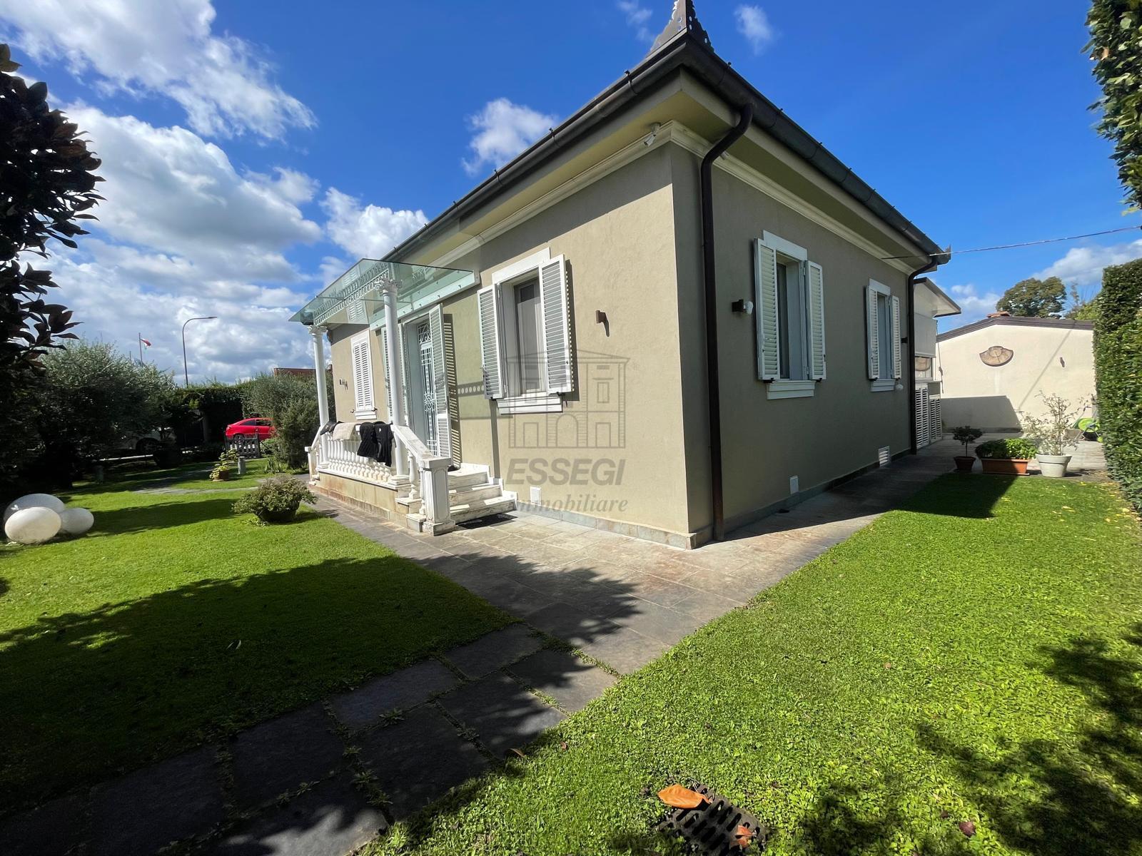 Villa ristrutturata in via di villa barsanti, Lucca