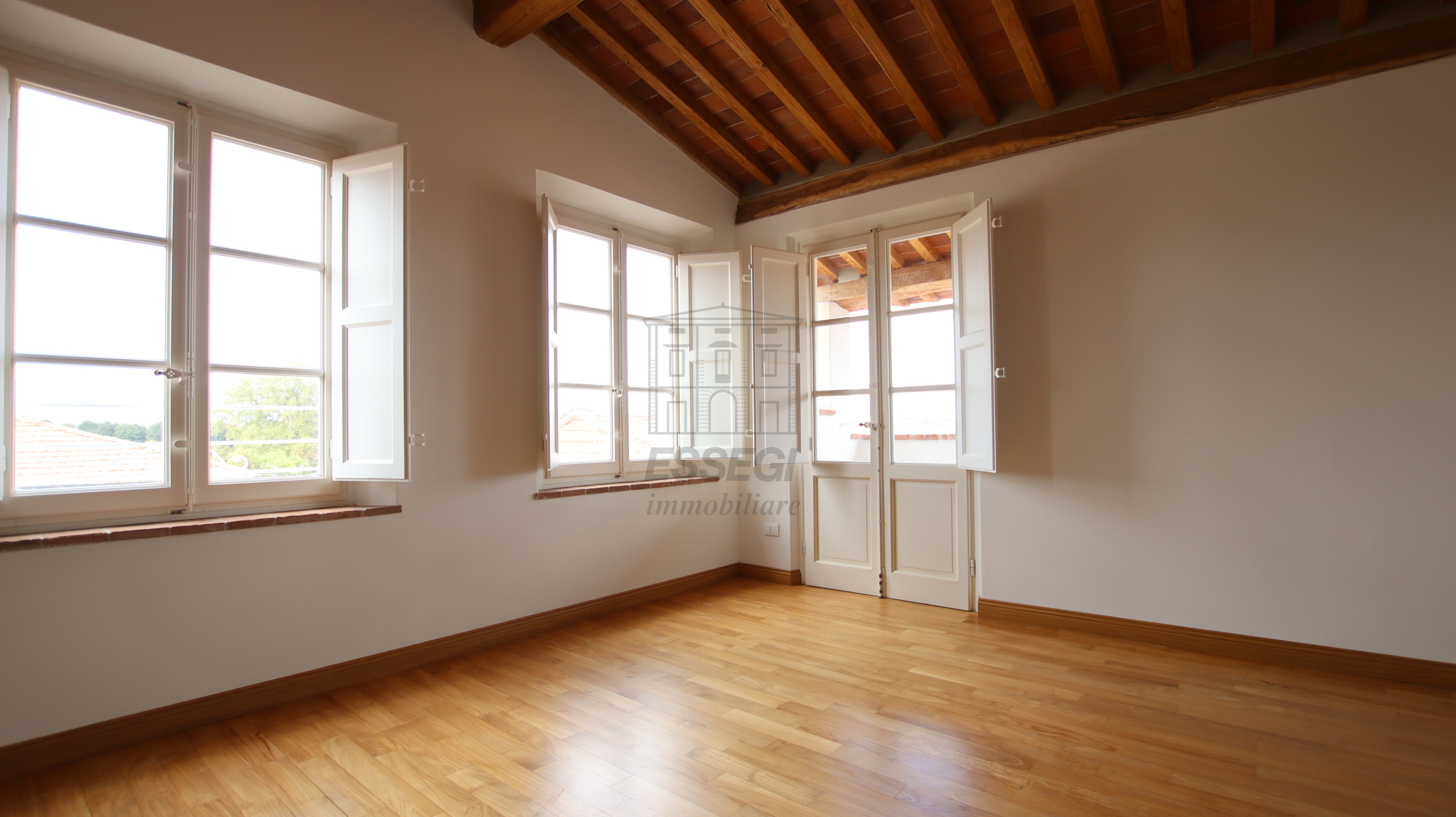 Appartamento con terrazzo in piazza san michele 32, Lucca