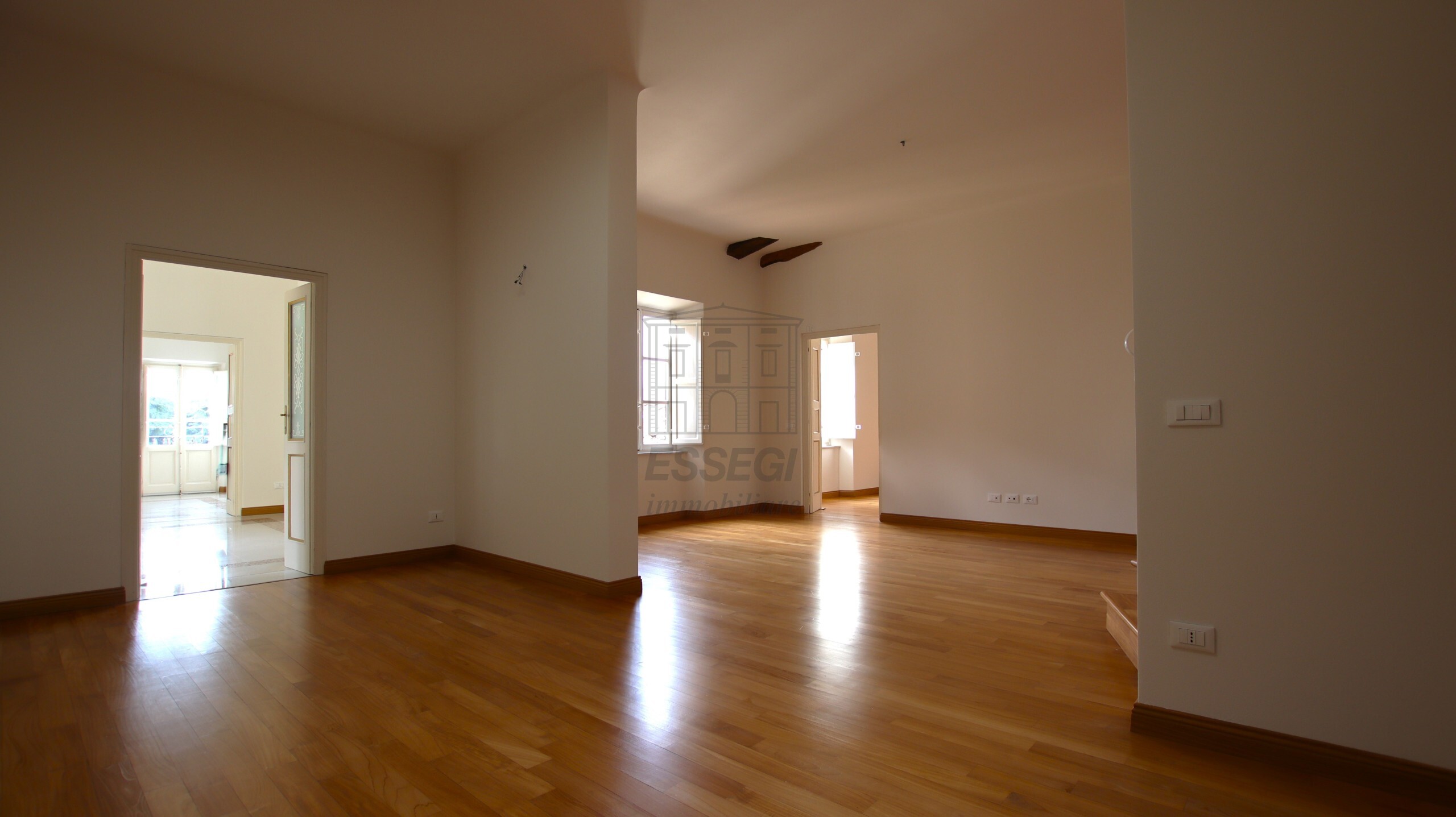 Appartamento con terrazzo in piazza san michele 32, Lucca