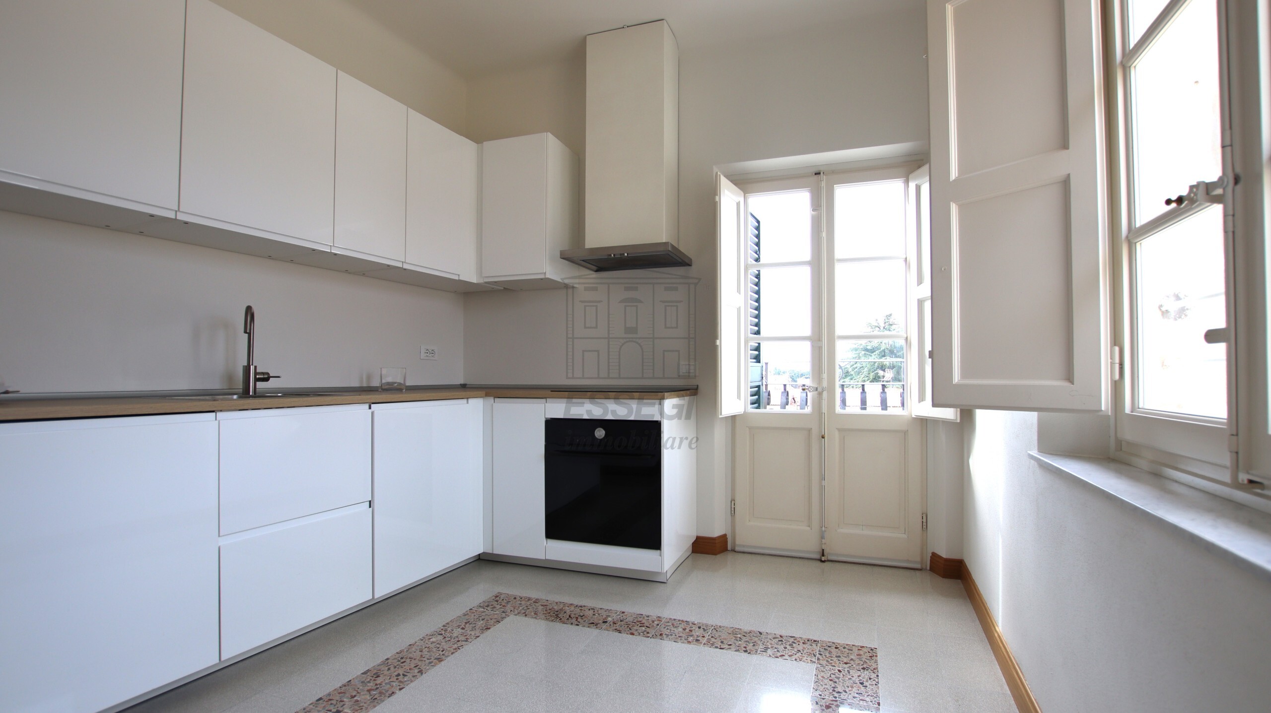 Appartamento con terrazzo in piazza san michele 32, Lucca