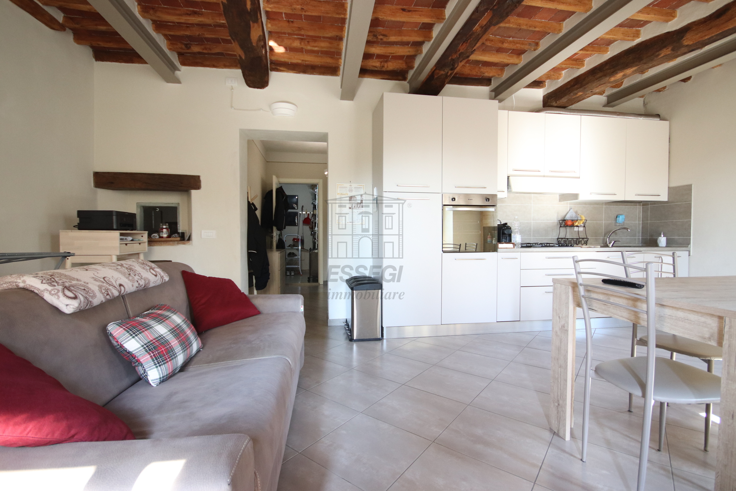 Bilocale con terrazzo in via sant'alessio, Lucca