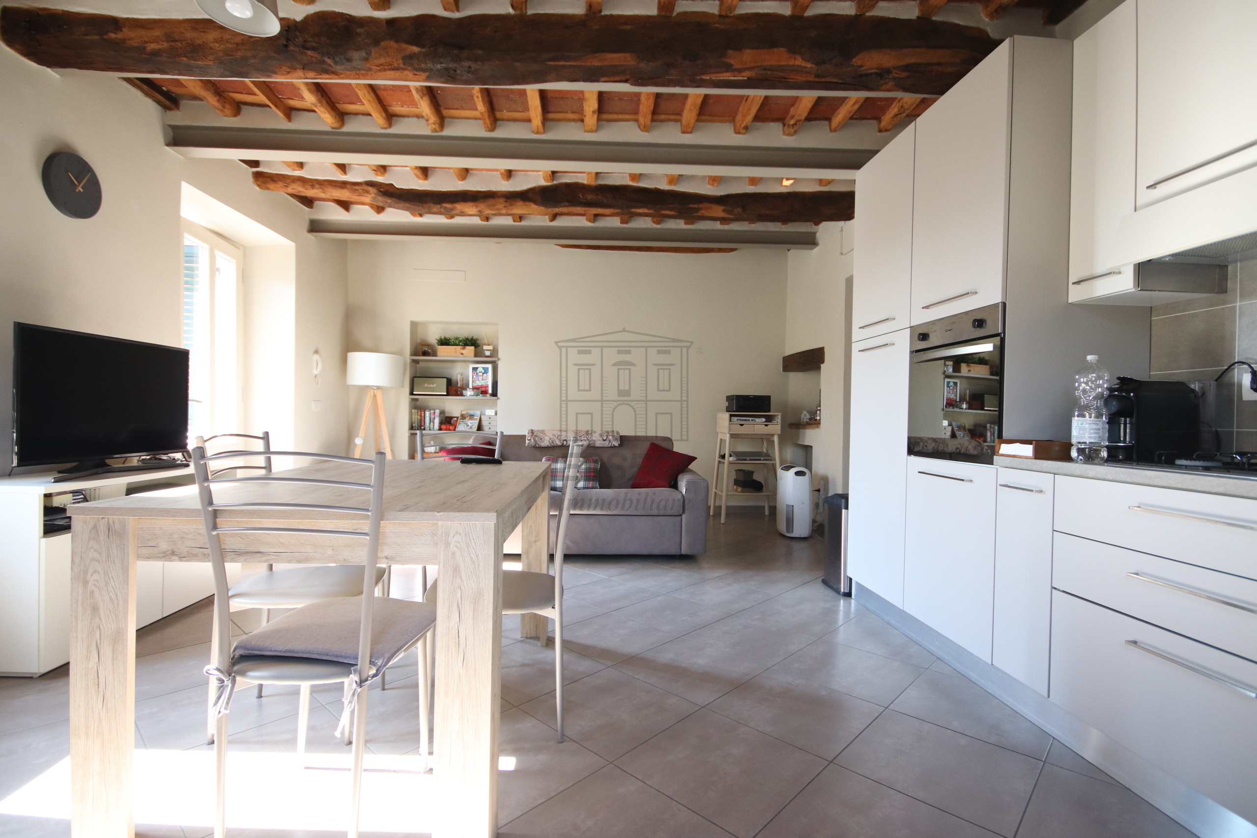 Bilocale con terrazzo in via sant'alessio, Lucca