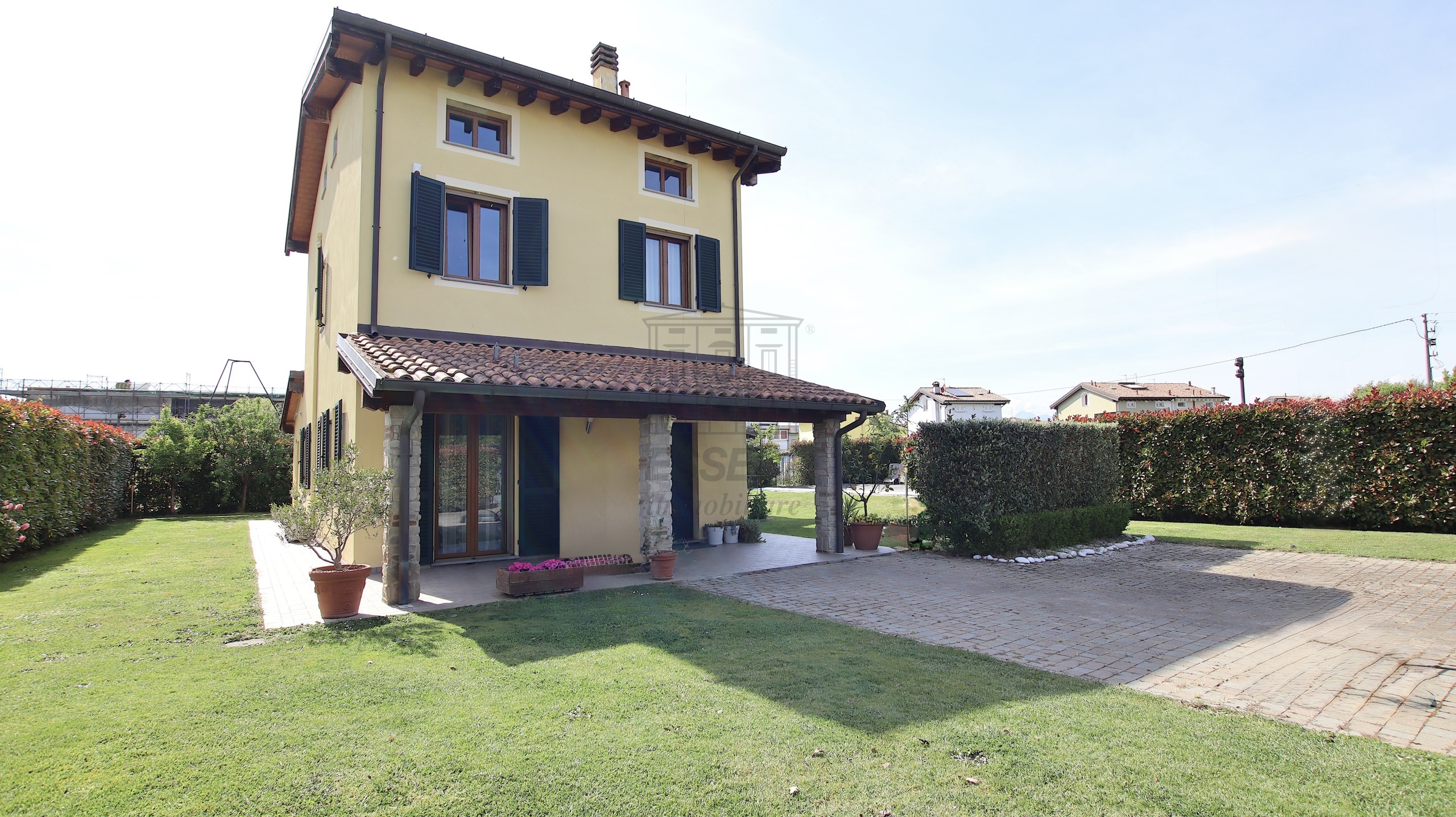 Villa con giardino in via lombarda lammari 293, Capannori