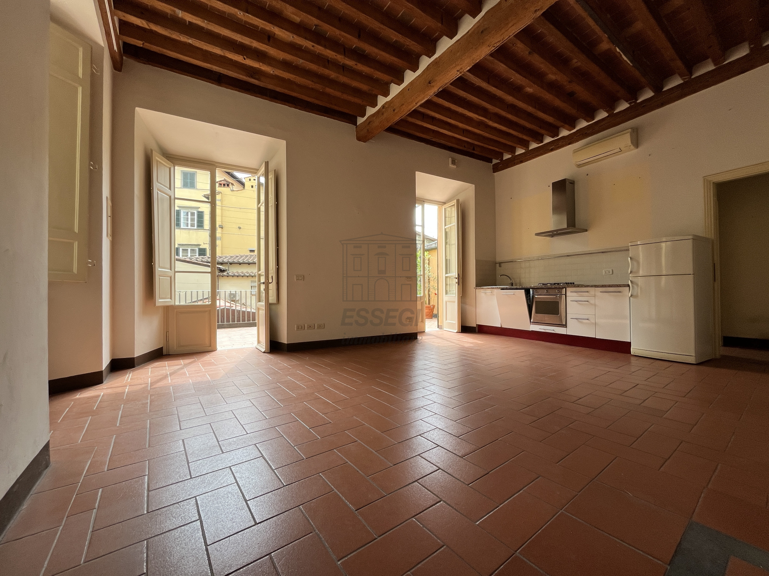Quadrilocale con terrazzo in via buia, Lucca