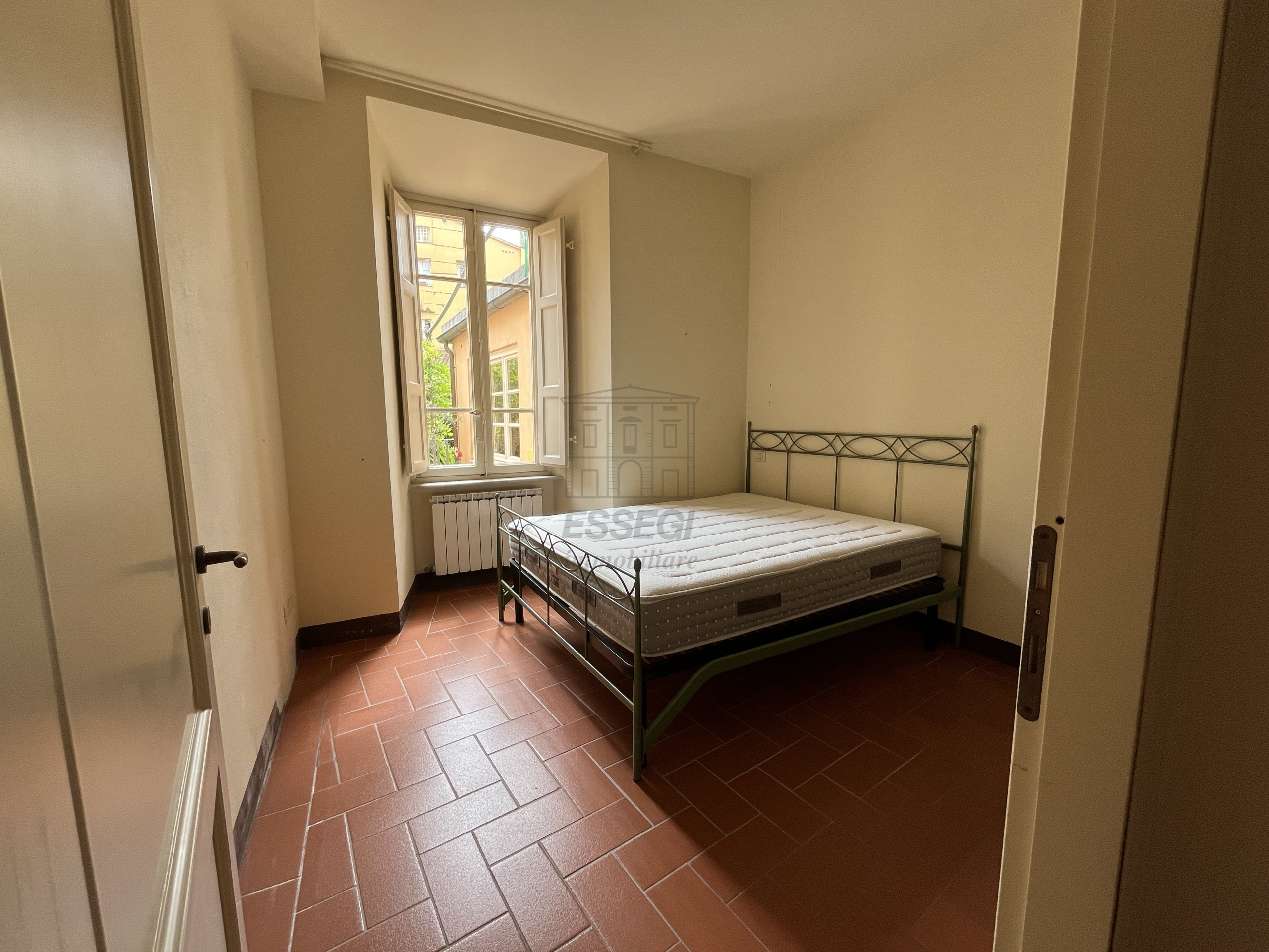 Quadrilocale con terrazzo in via buia, Lucca
