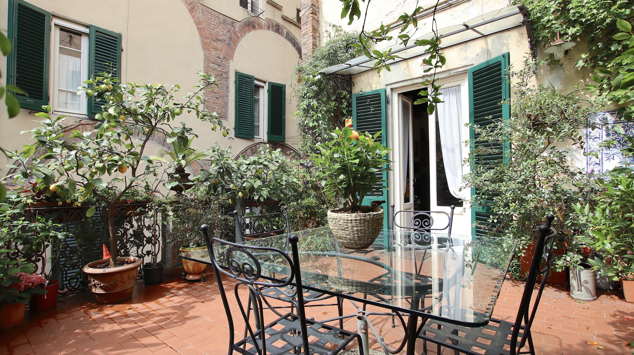 Appartamento con terrazzo in via buia, Lucca