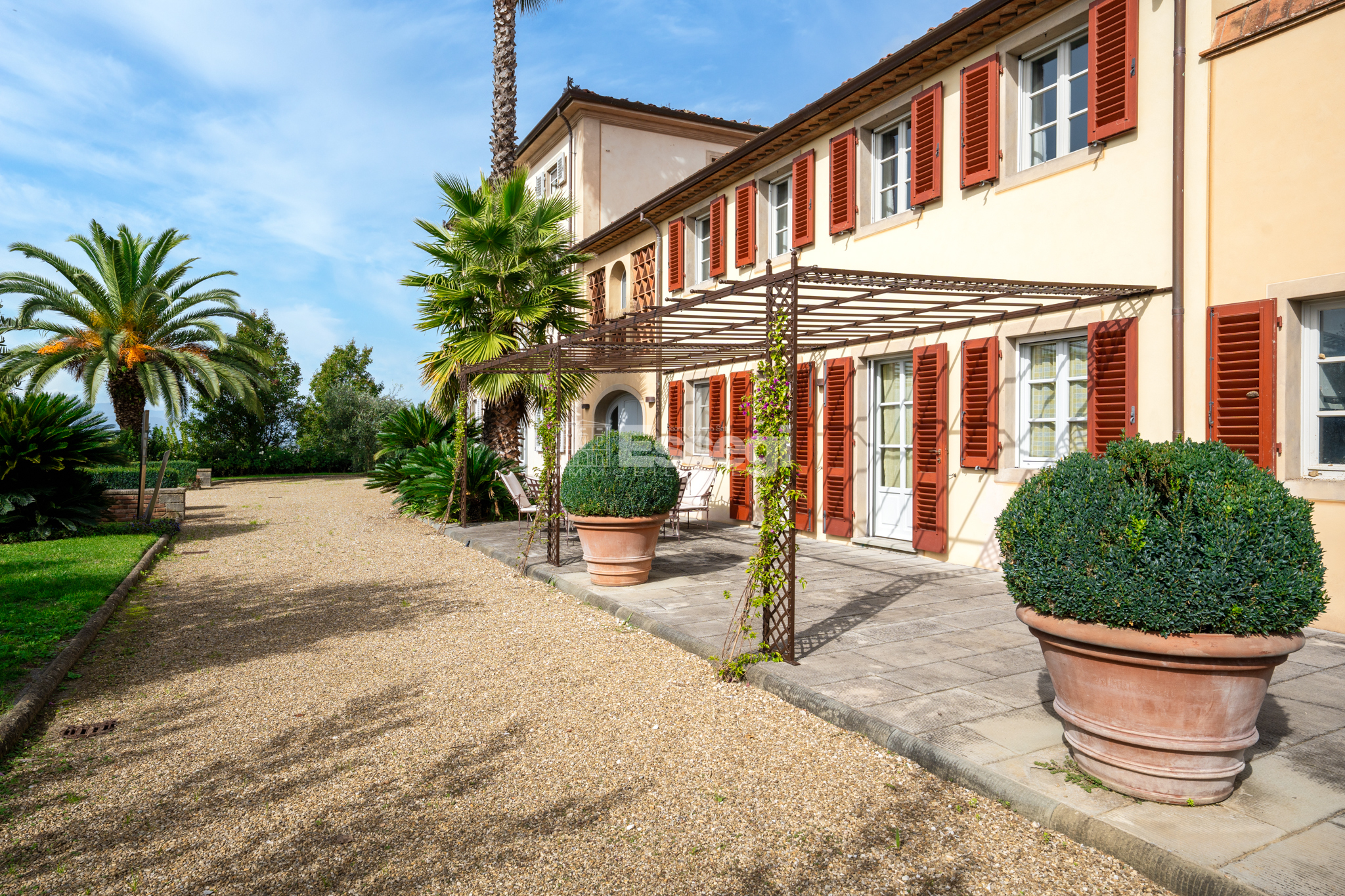 Villa con giardino in via di montechiari, Montecarlo