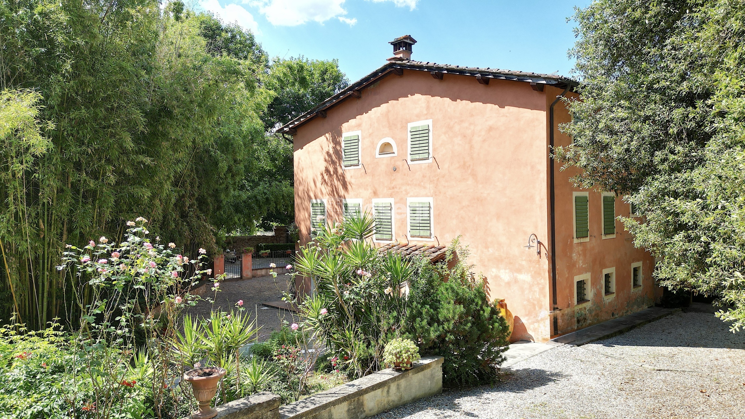 Villa con giardino, Lucca sud