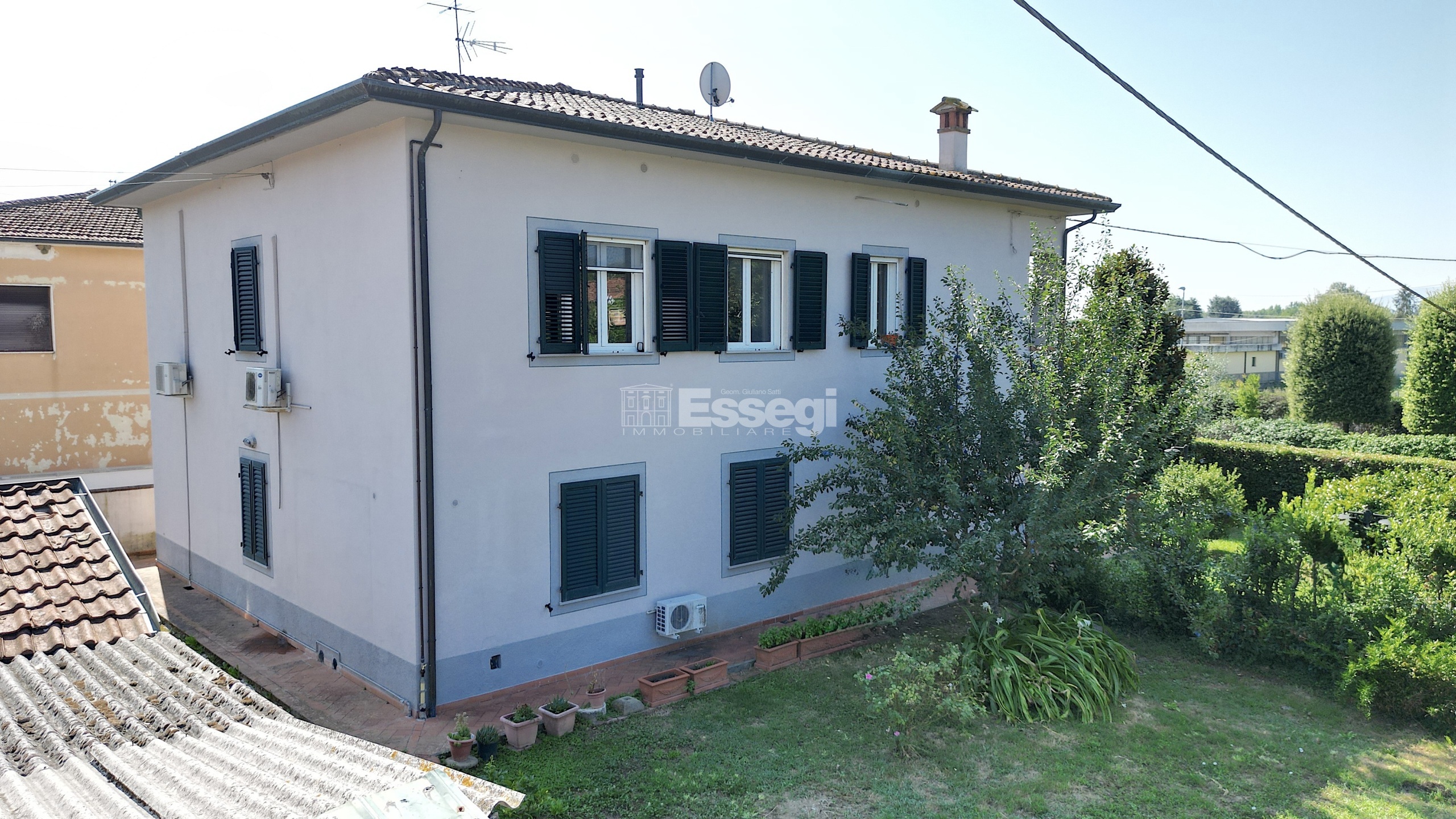 Villa con giardino in via del parco 49, Capannori