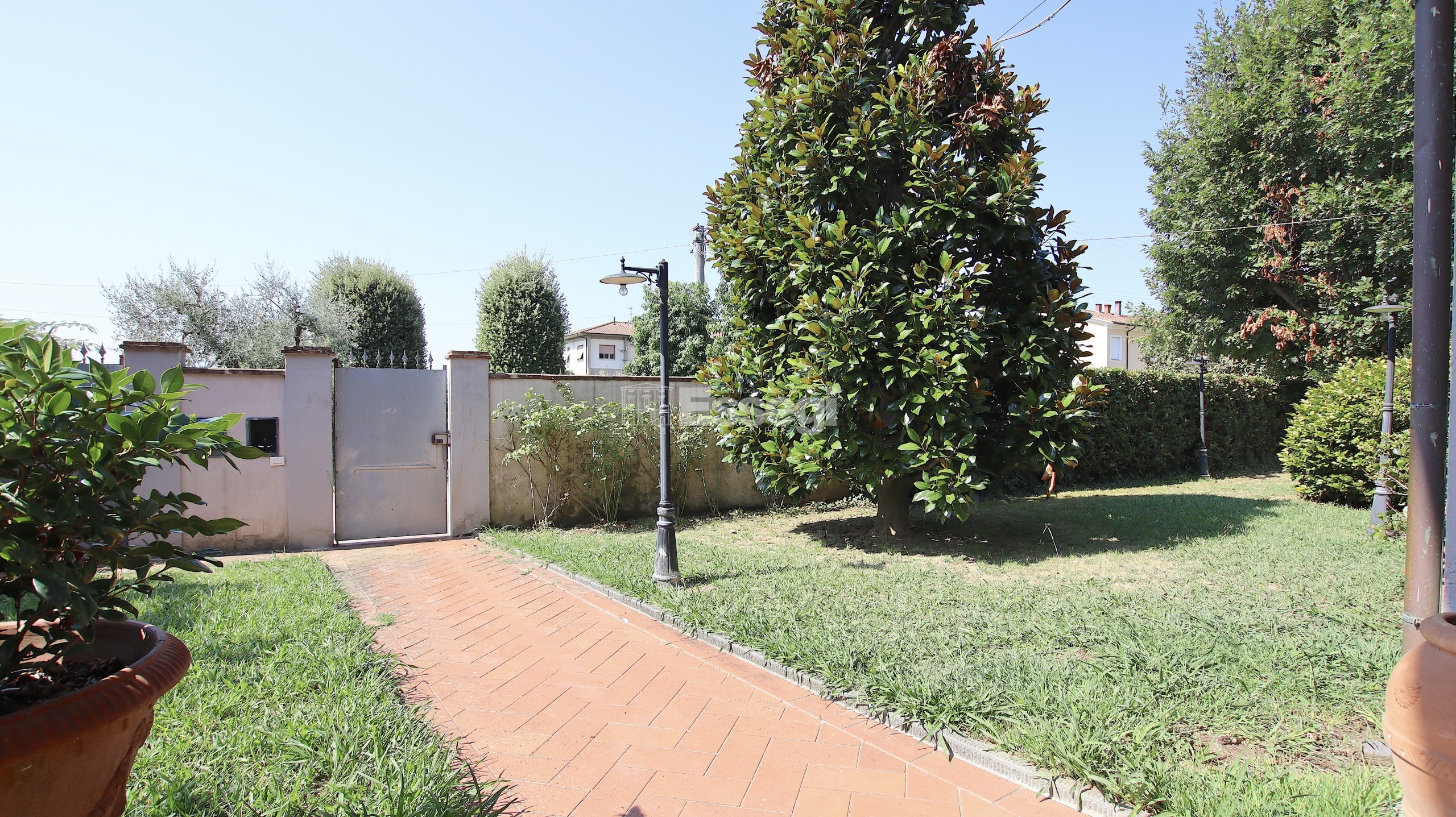 Villa con giardino in via del parco 49, Capannori