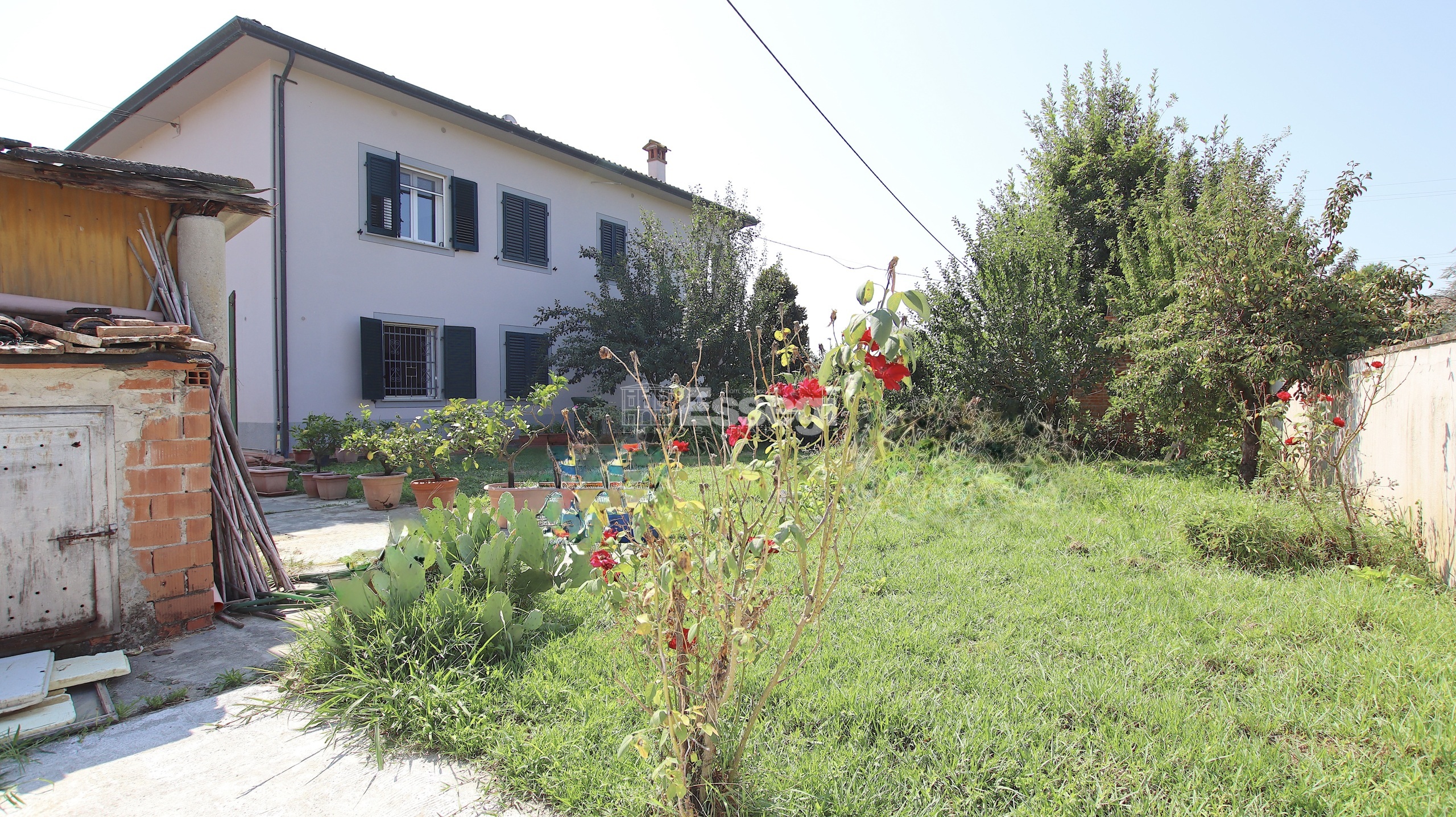 Villa con giardino in via del parco 49, Capannori