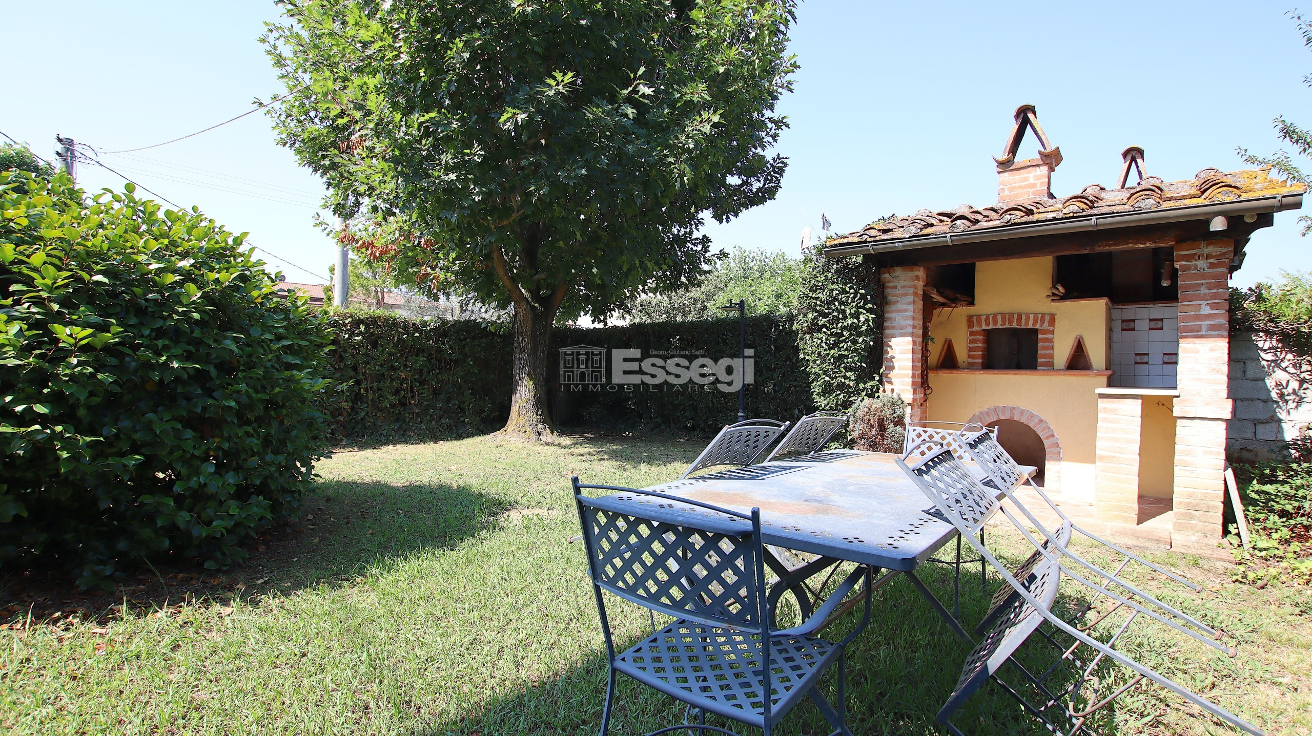 Villa con giardino in via del parco 49, Capannori