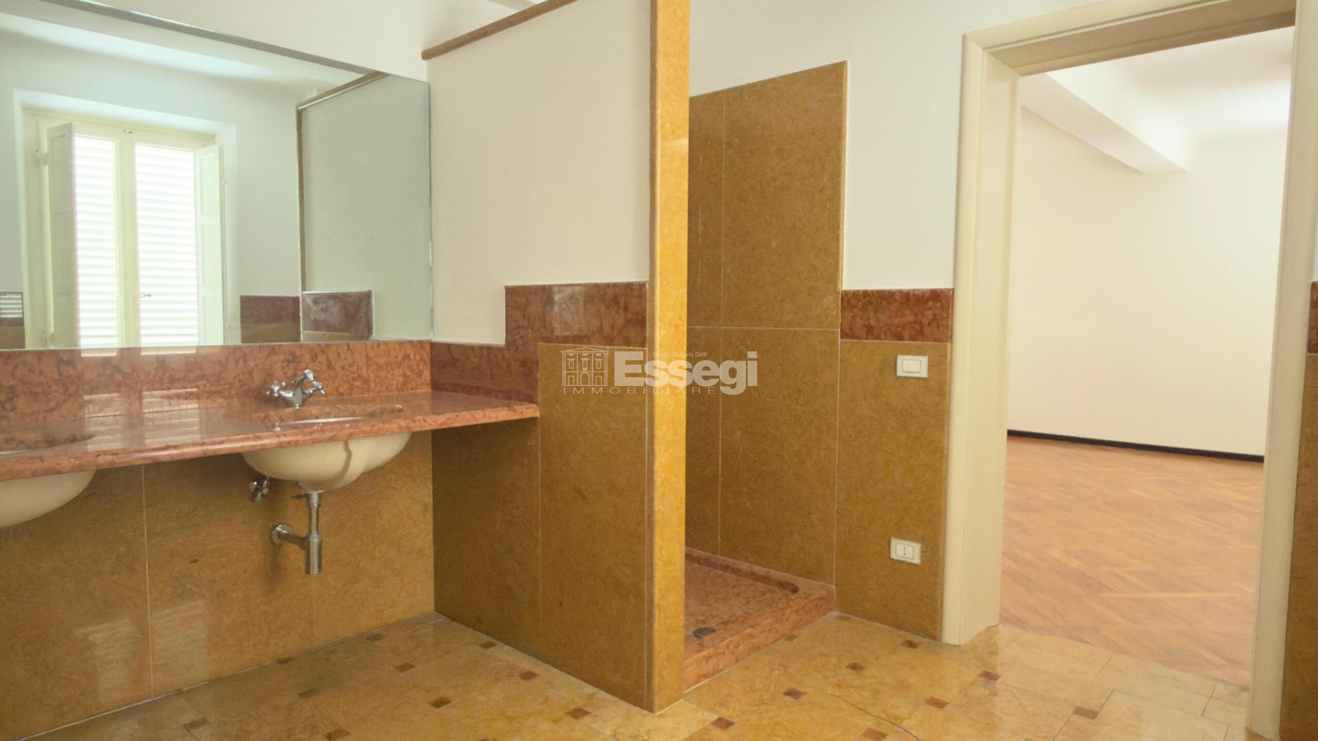 Ufficio ristrutturato in via dante alighieri 335, Lucca