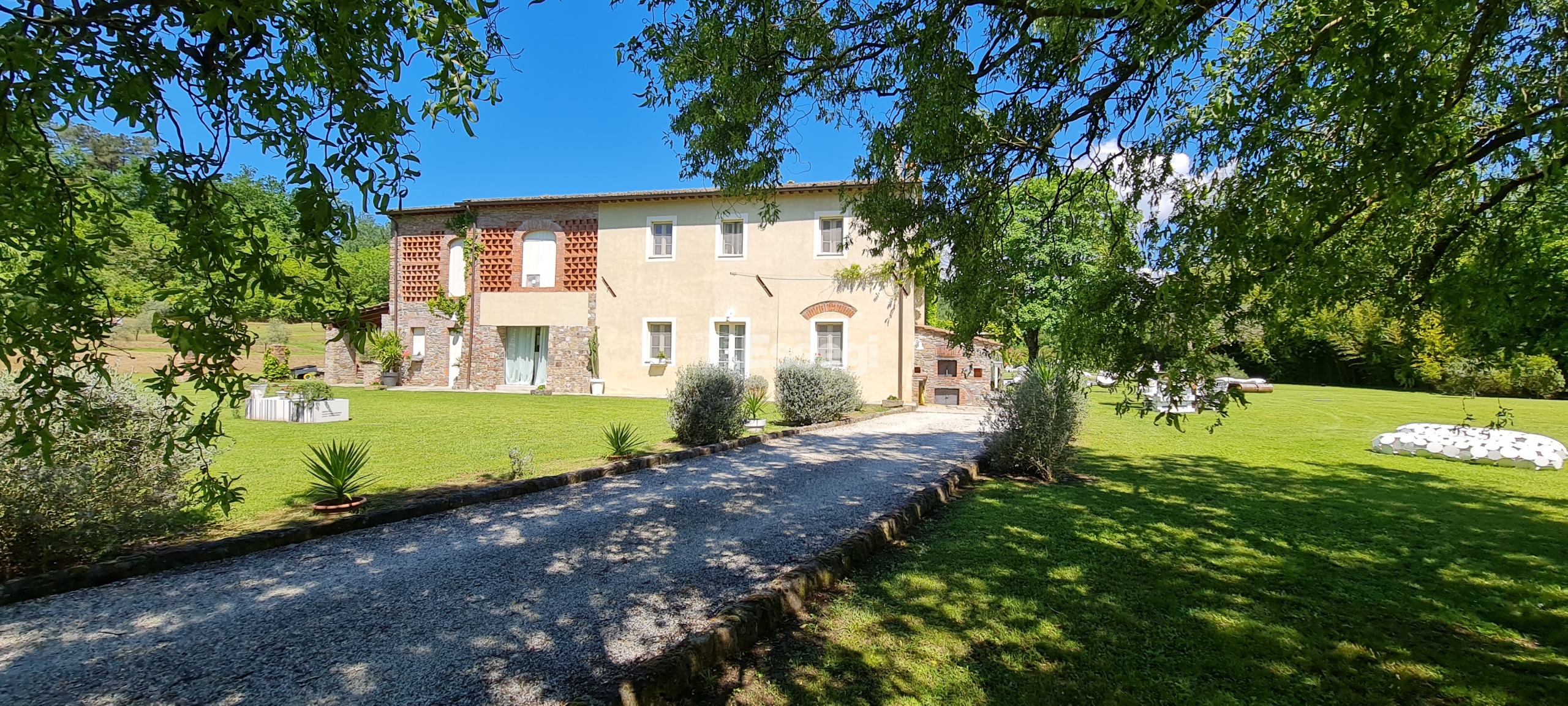 Villa con giardino in via di stabbiano, Lucca