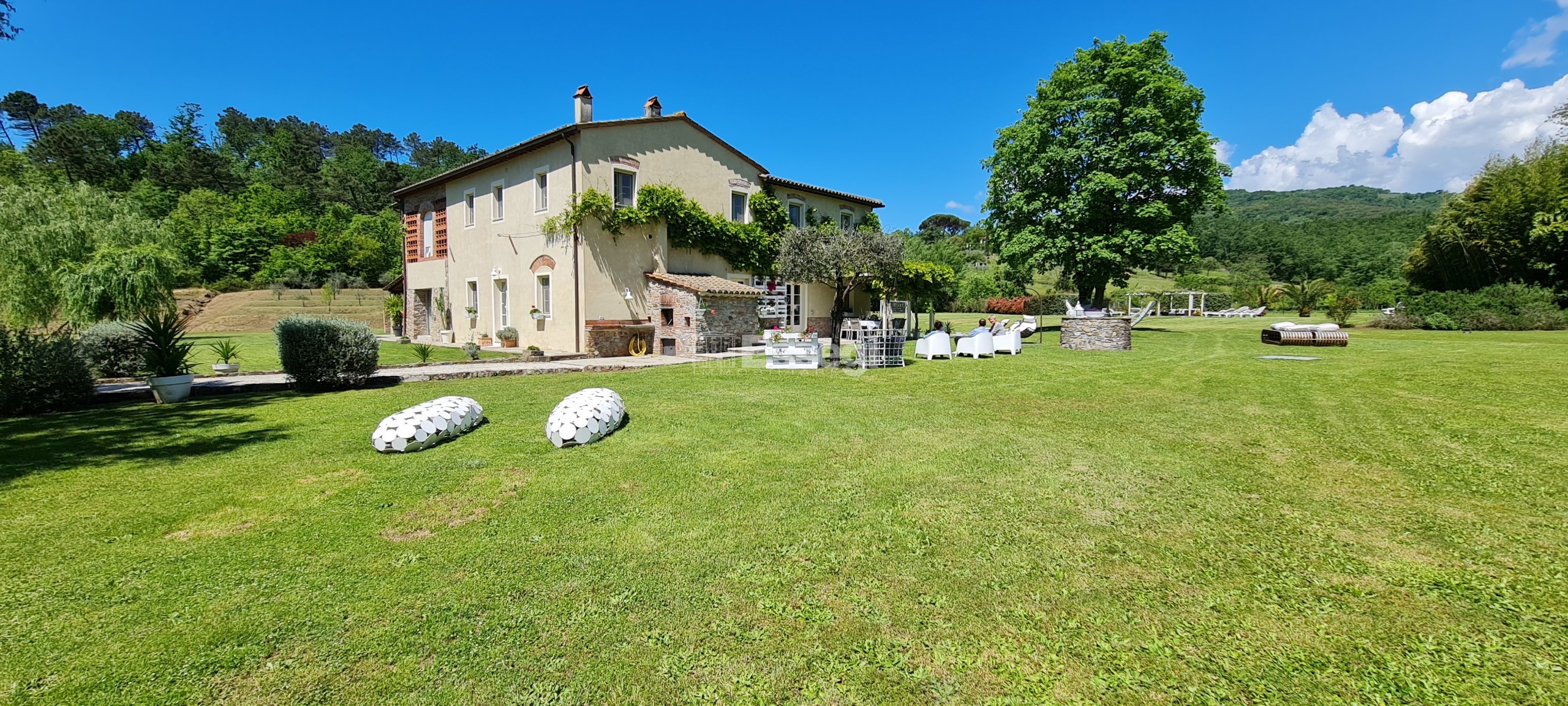 Villa con giardino in via di stabbiano, Lucca