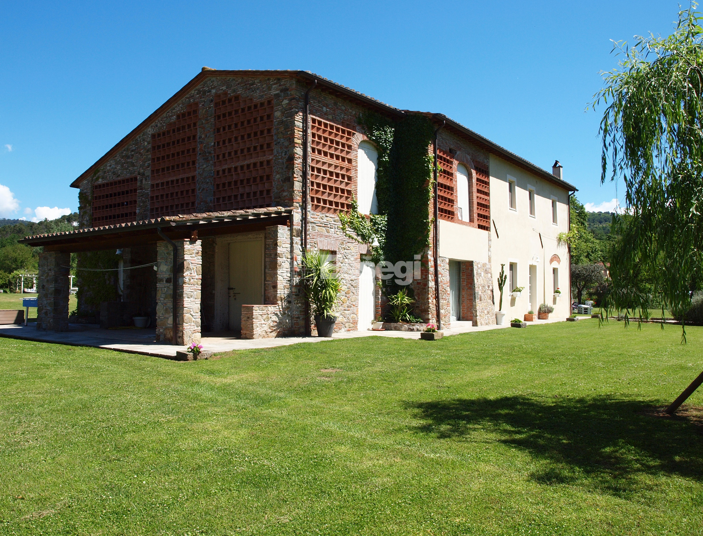 Villa con giardino in via di stabbiano, Lucca