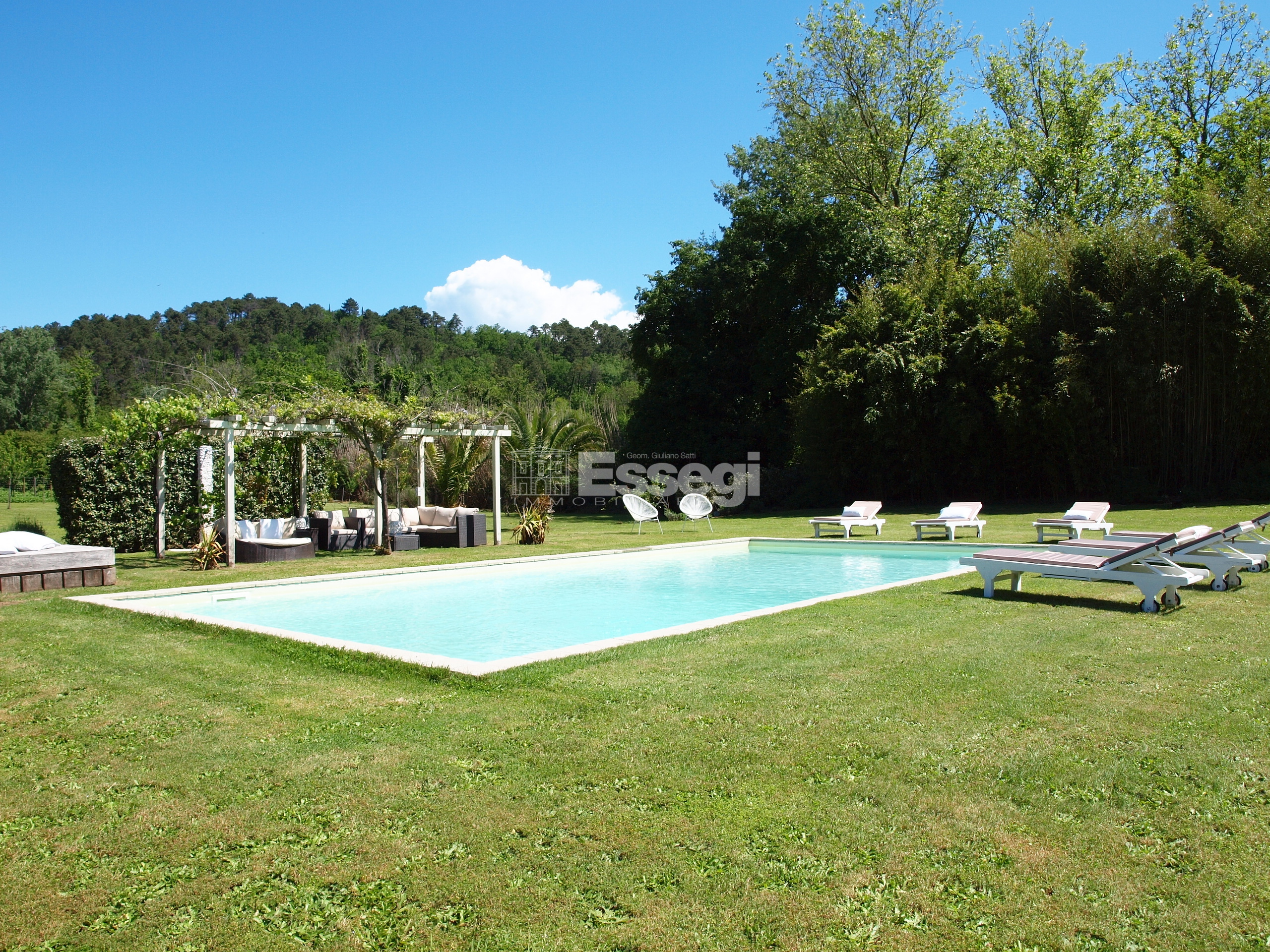 Villa con giardino in via di stabbiano, Lucca