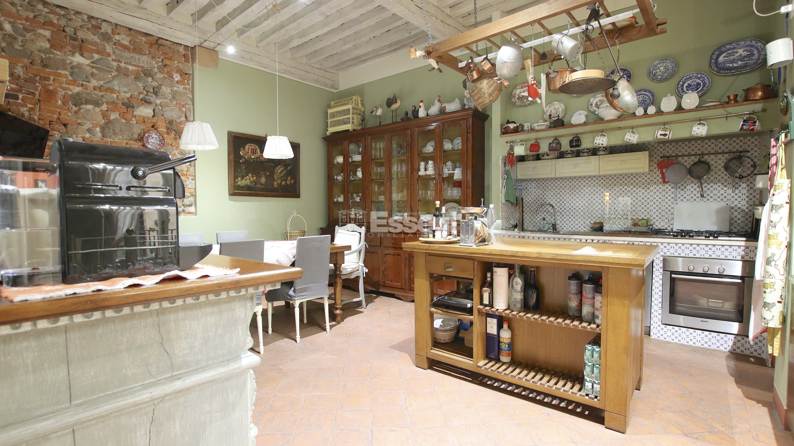 Quadrilocale con terrazzo in corte pini, Lucca