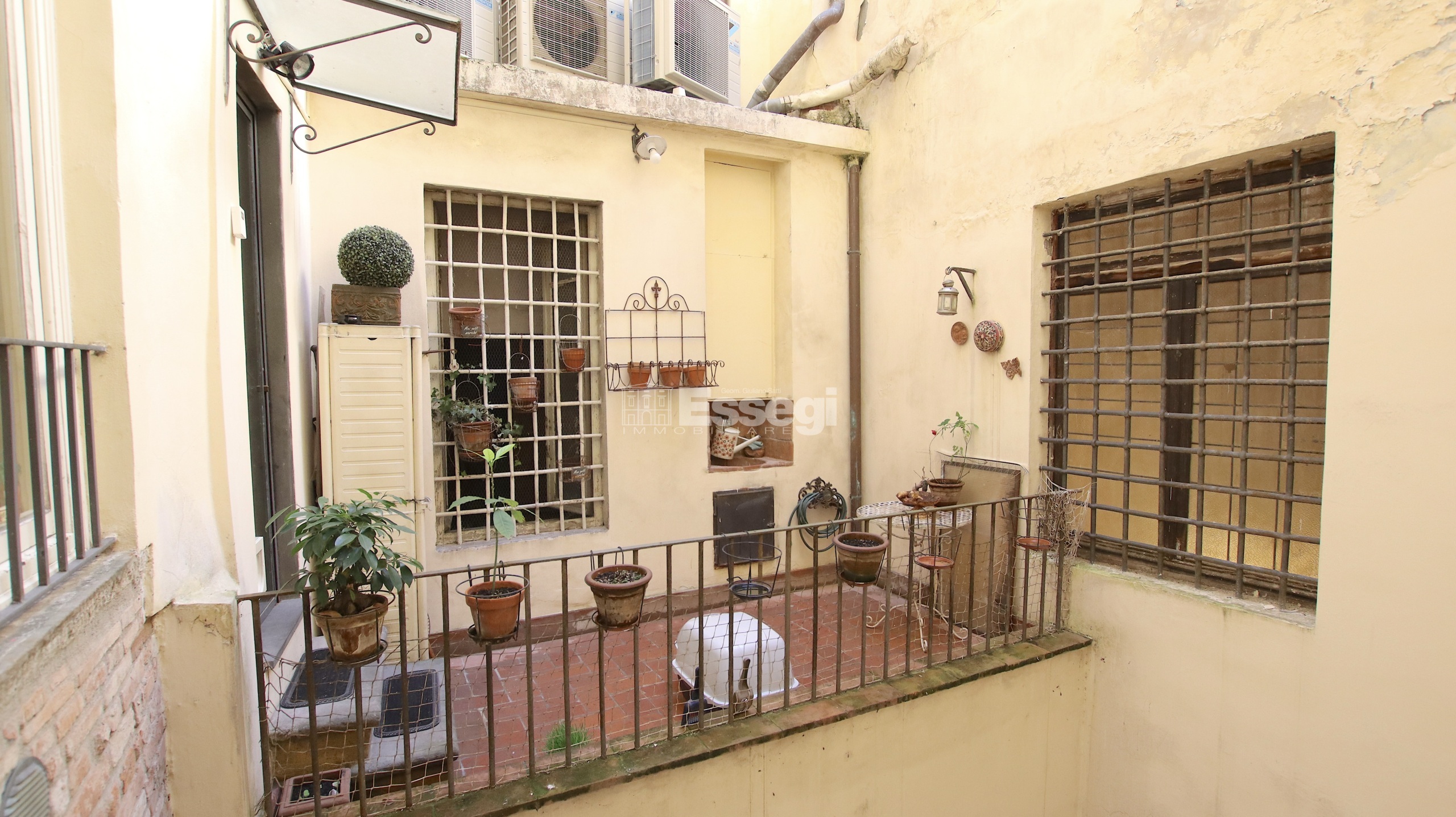 Quadrilocale con terrazzo in corte pini, Lucca