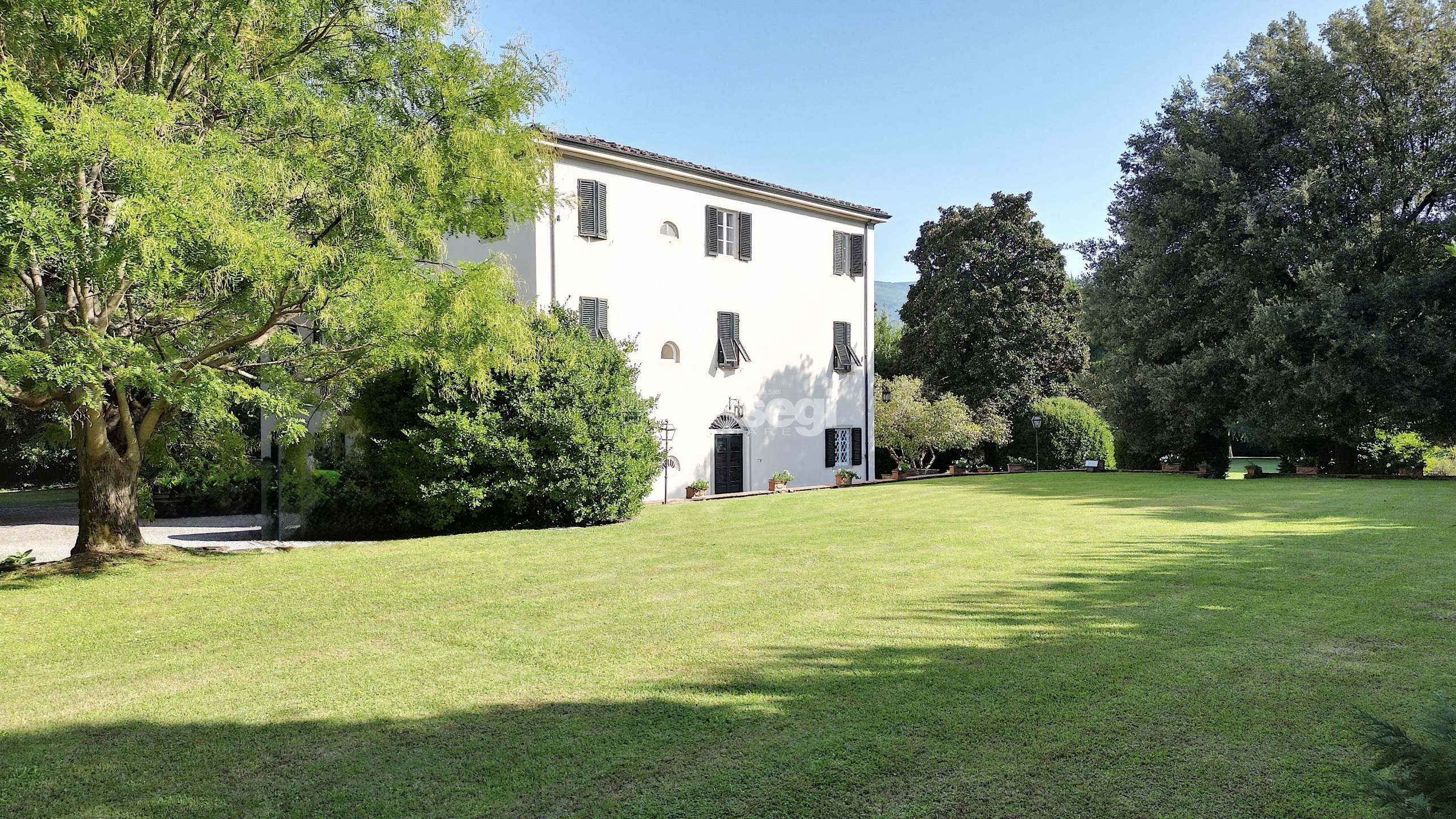 Villa con terrazzi in via del pino e cortacce 800, Lucca