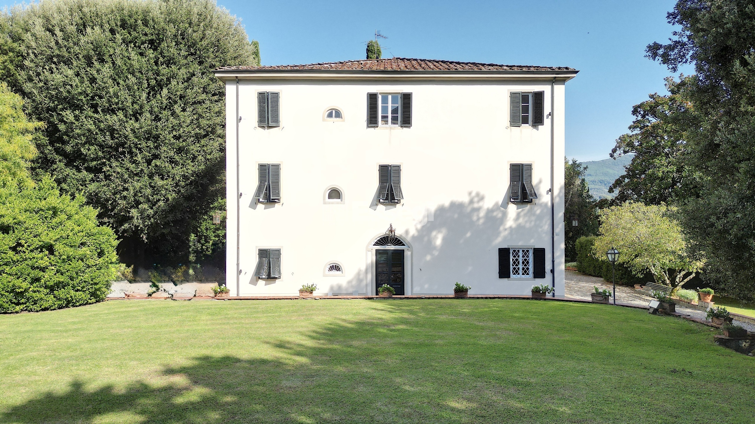 Villa con terrazzi in via del pino e cortacce 800, Lucca