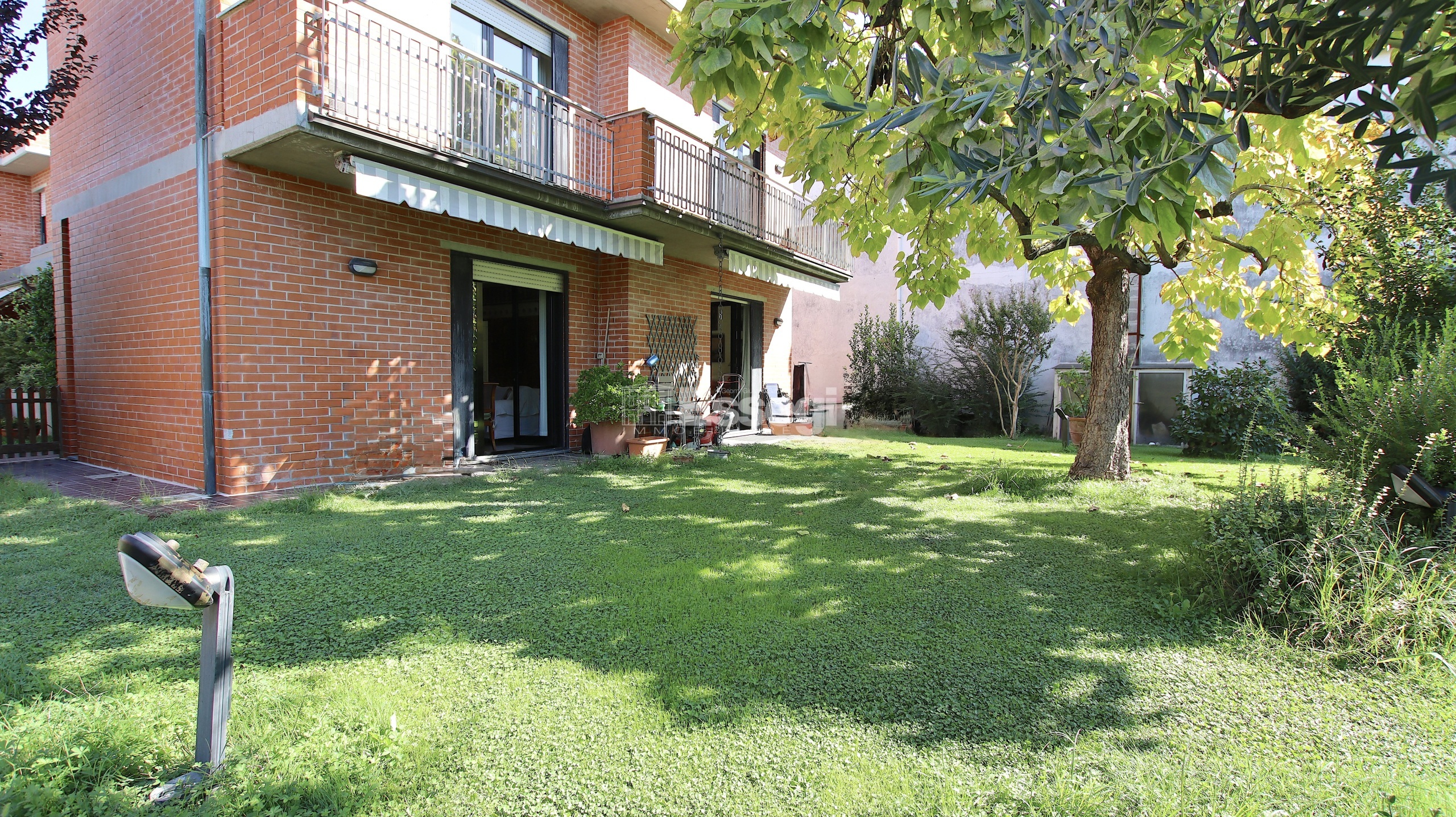 Casa indipendente con giardino in piazza aldo moro, Lucca