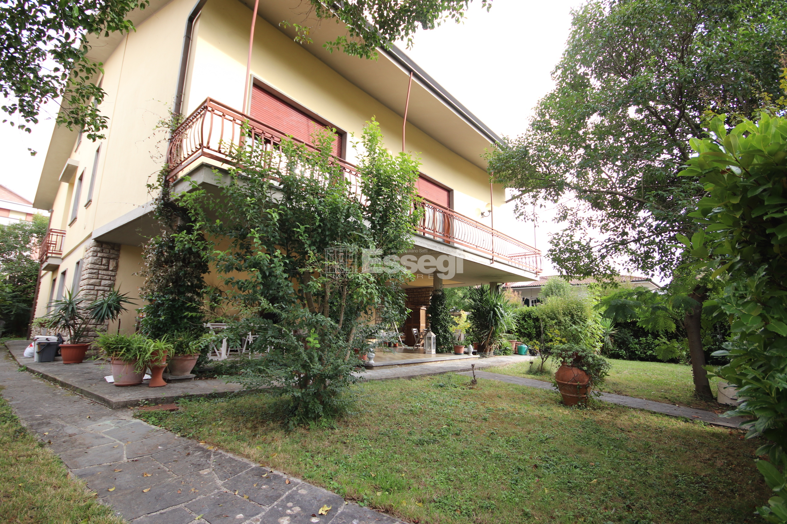 Villa con giardino in via del ghiselli, Lucca
