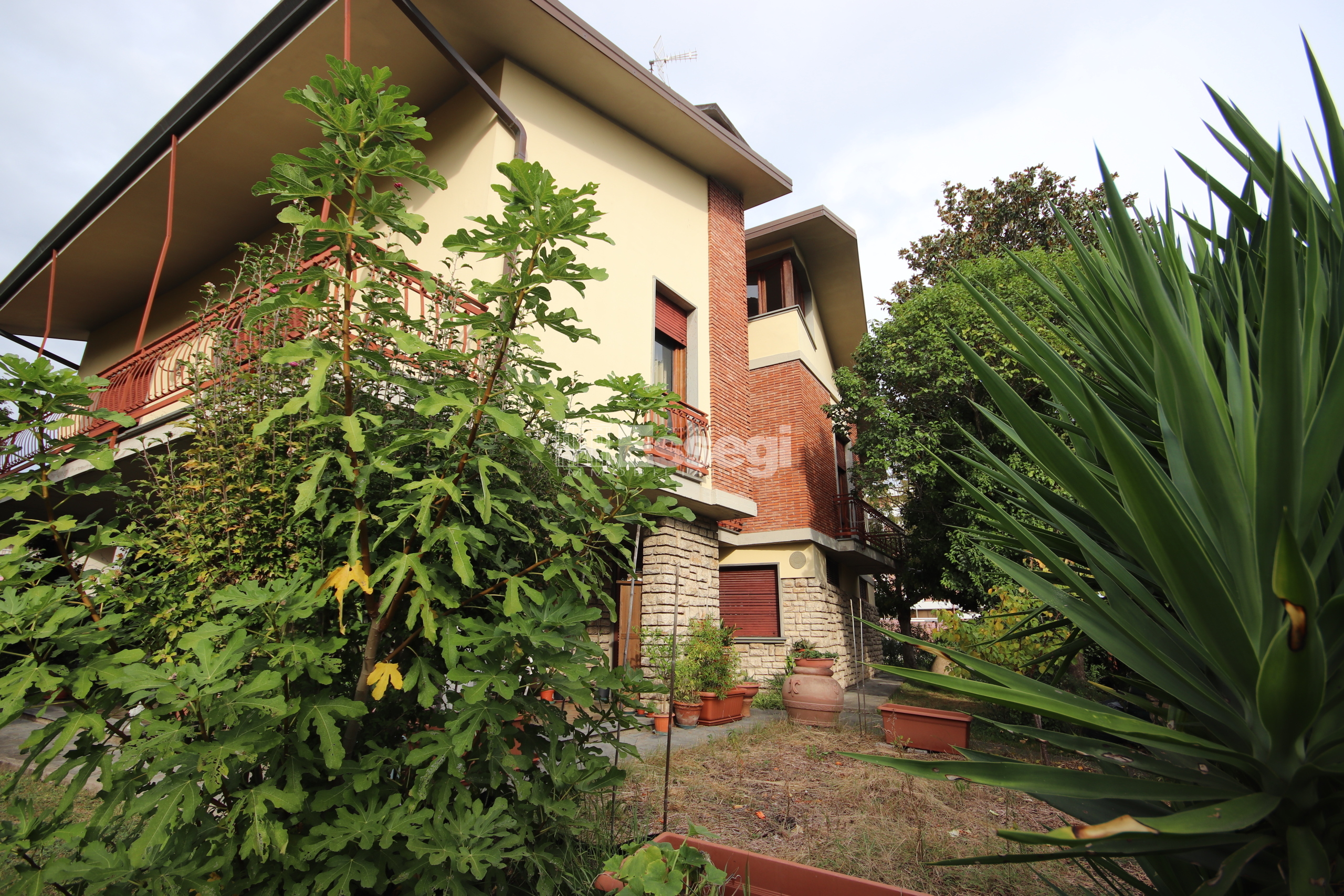 Villa con giardino in via del ghiselli, Lucca