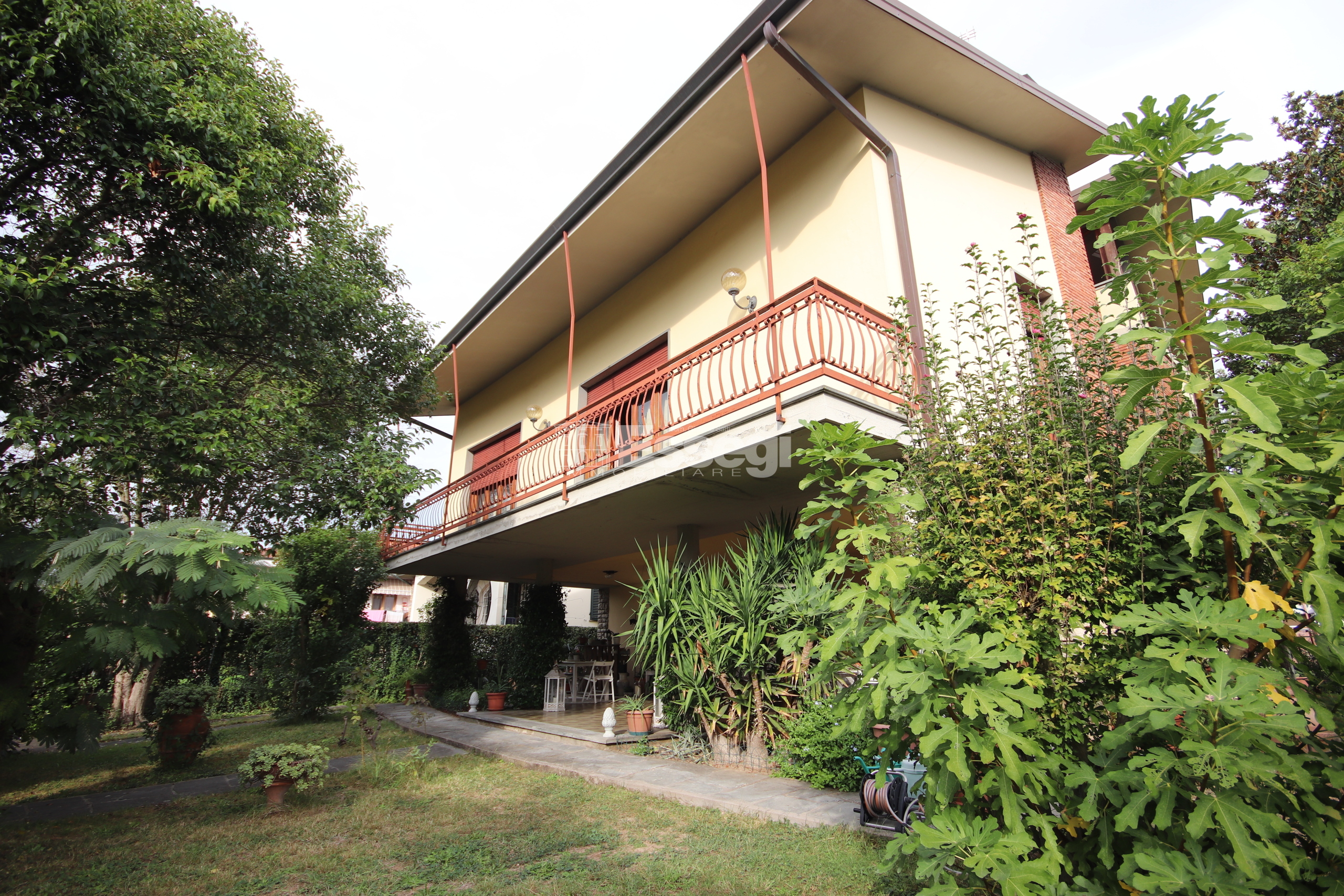 Villa con giardino in via del ghiselli, Lucca