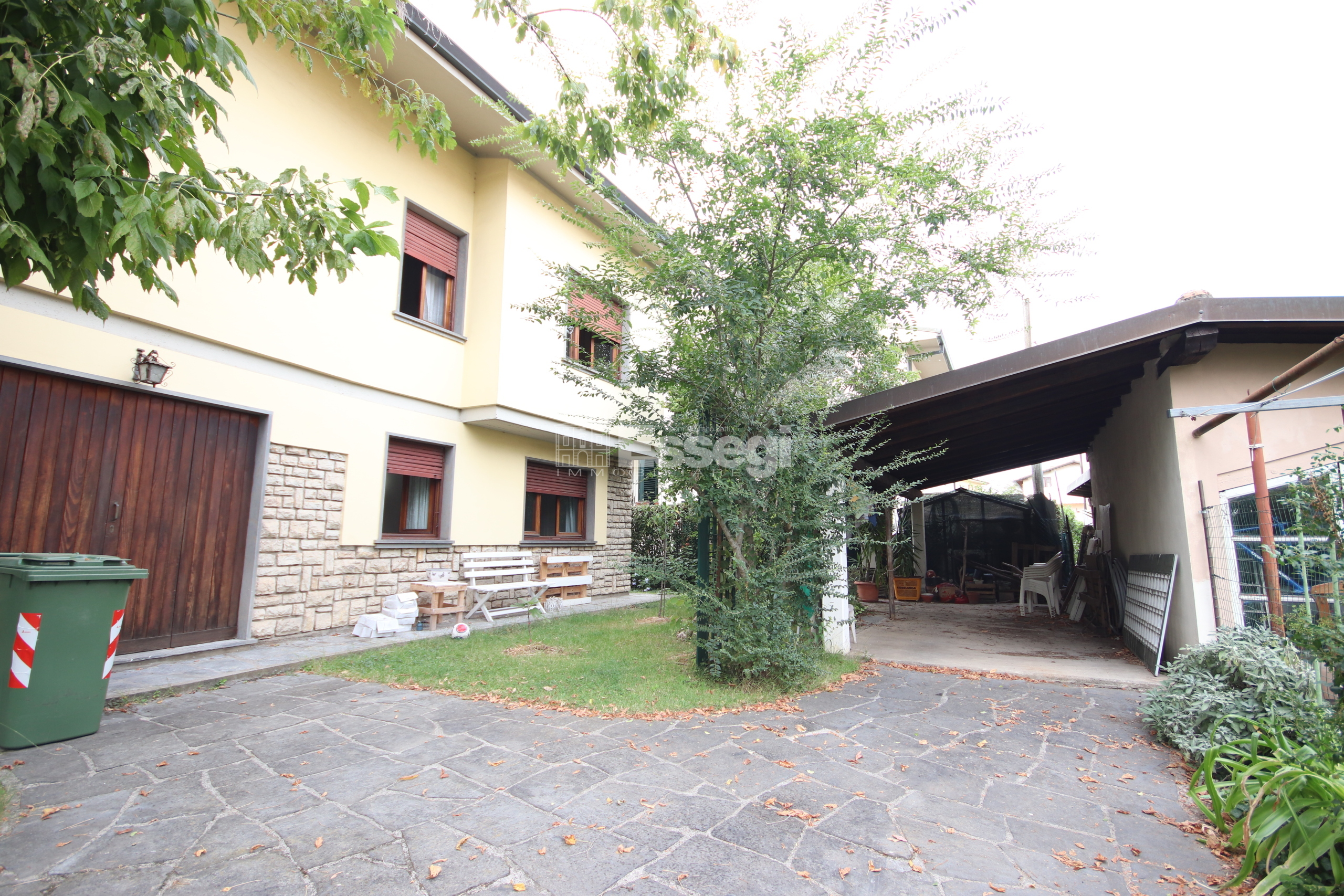 Villa con giardino in via del ghiselli, Lucca