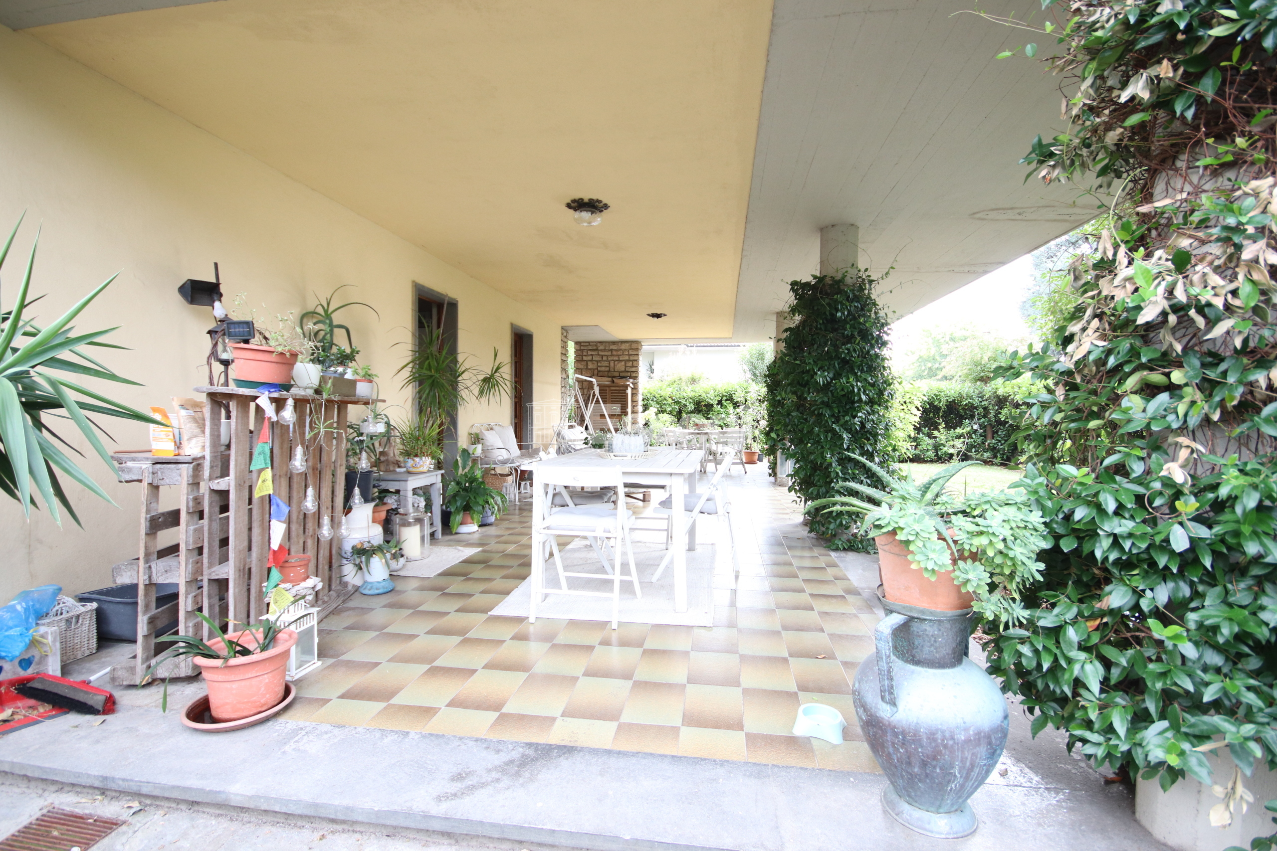 Villa con giardino in via del ghiselli, Lucca
