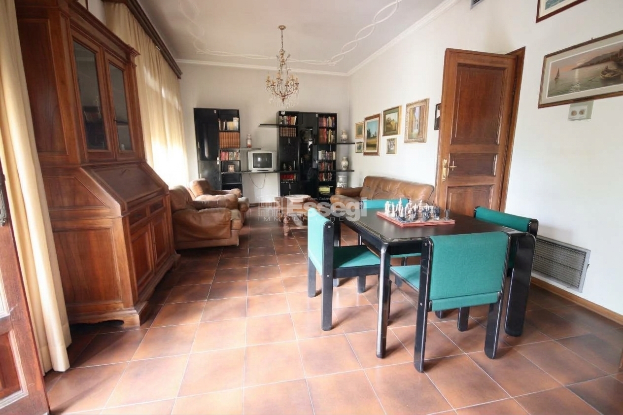 Villa con giardino in via del ghiselli, Lucca