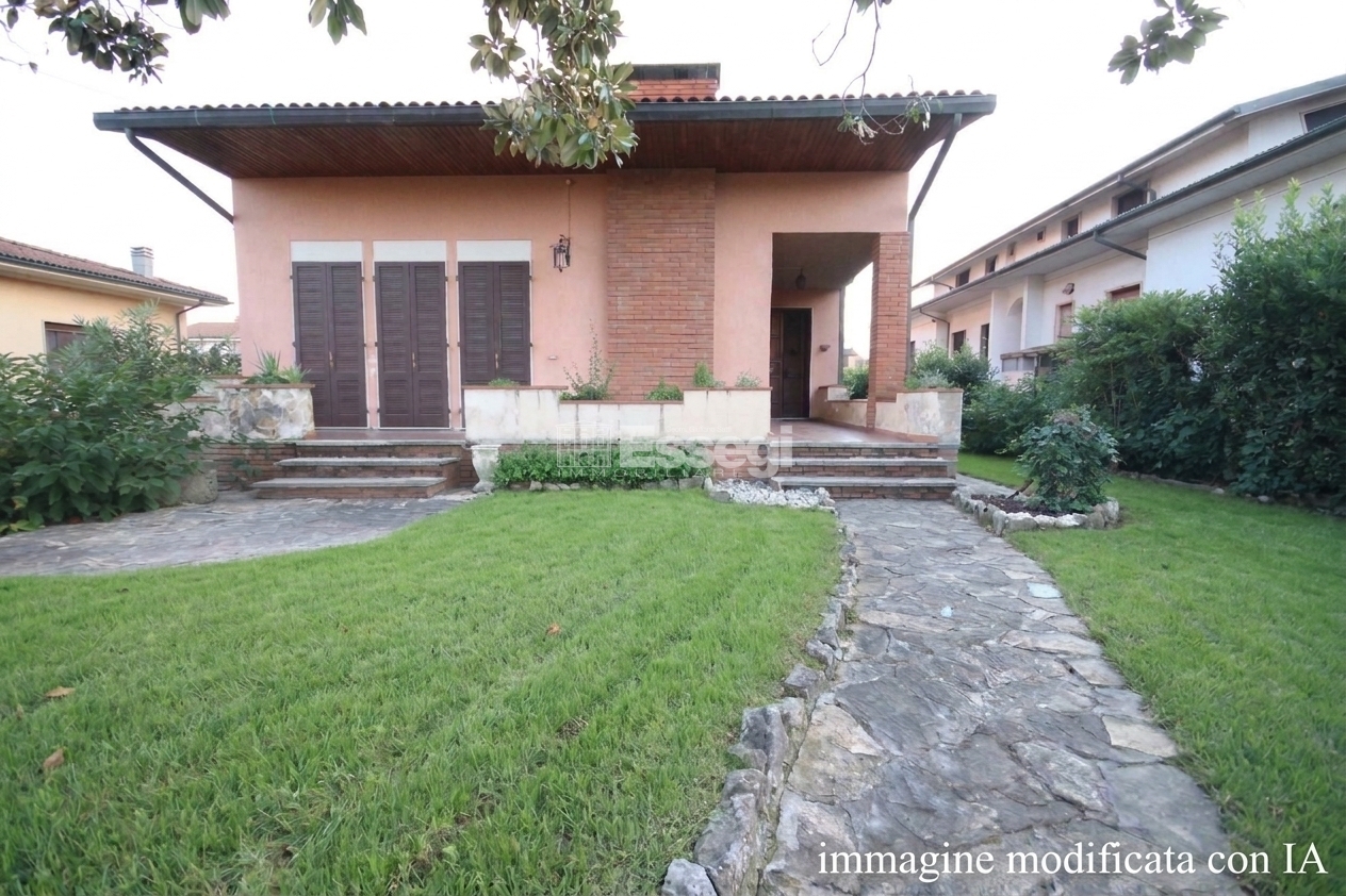 Villa con giardino in via di corte cesarini 33, Lucca