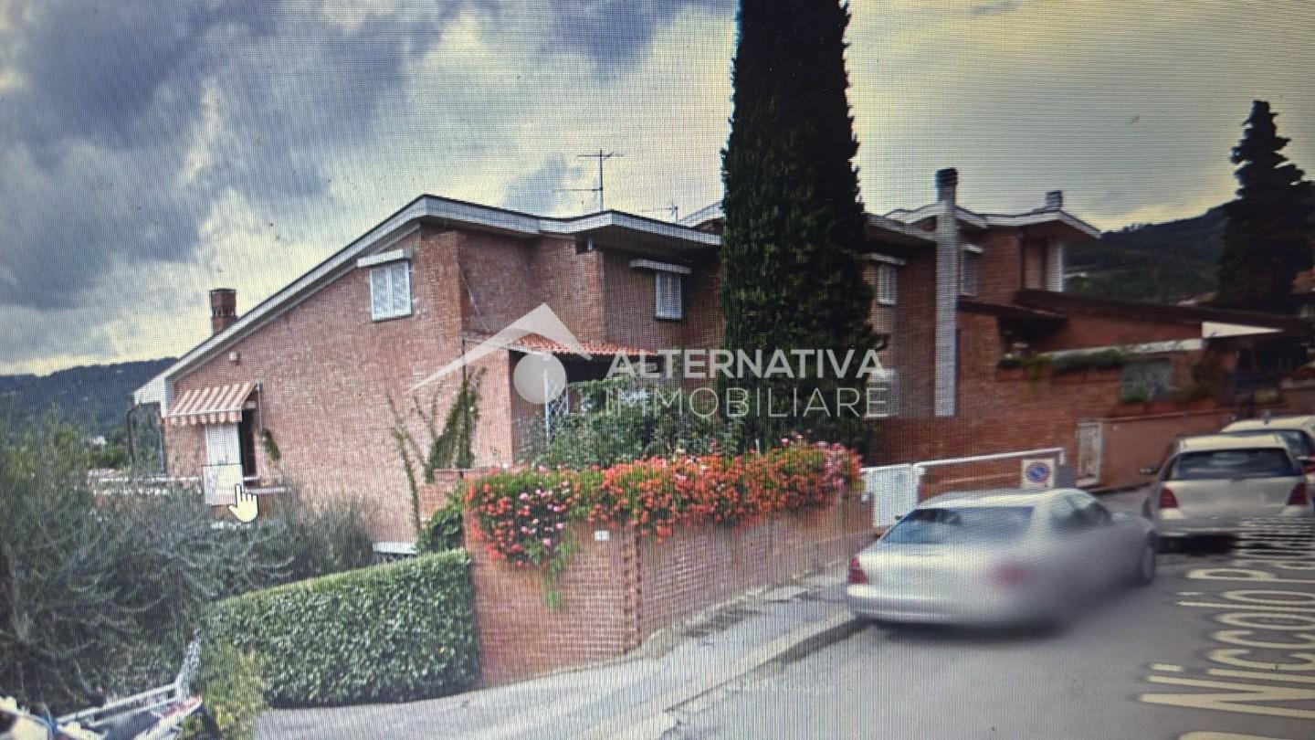Casa indipendente con terrazzi a Montecatini-Terme